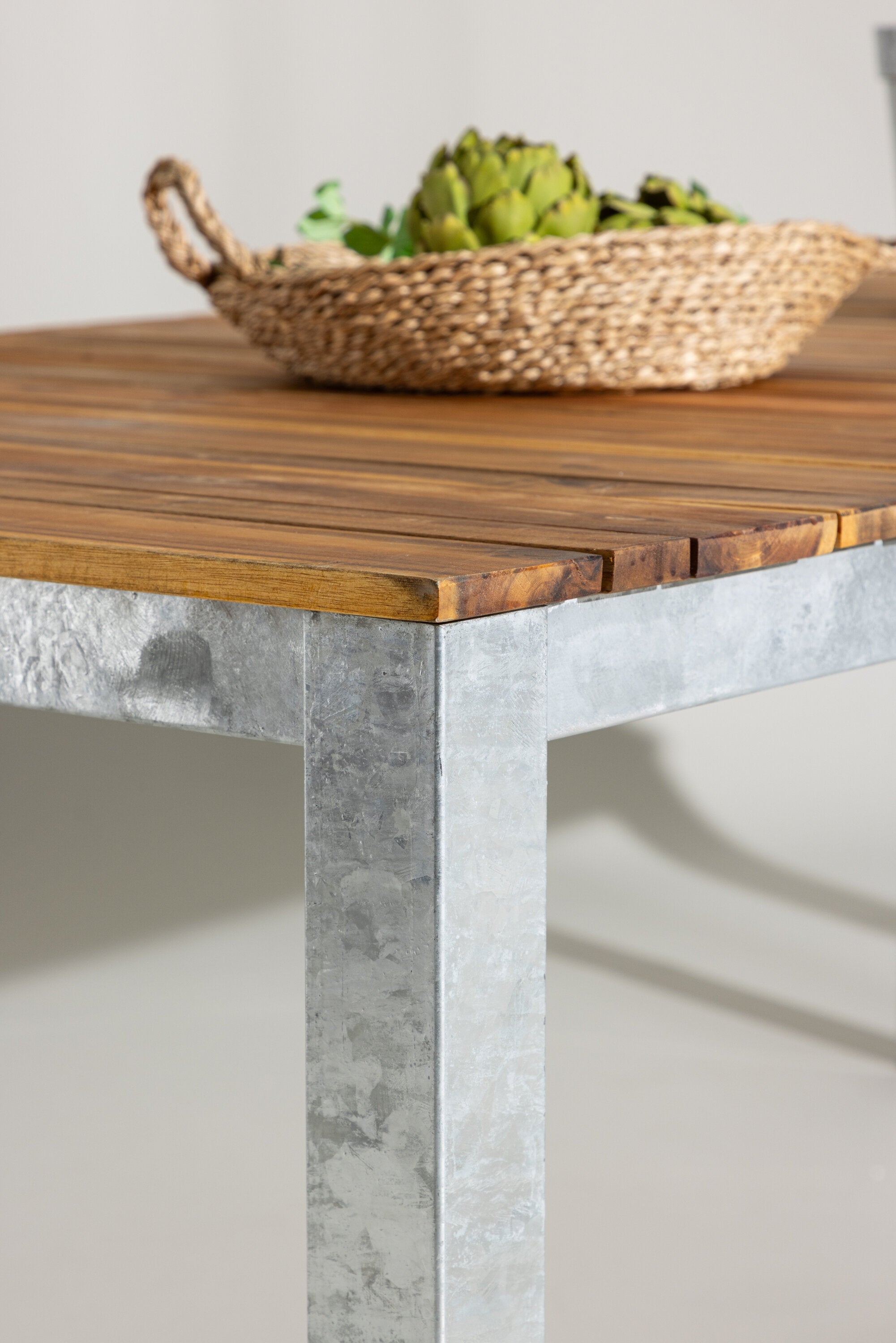 Zenia Gartentisch in Natur präsentiert im Onlineshop von KAQTU Design AG. Gartentisch ist von Venture Home