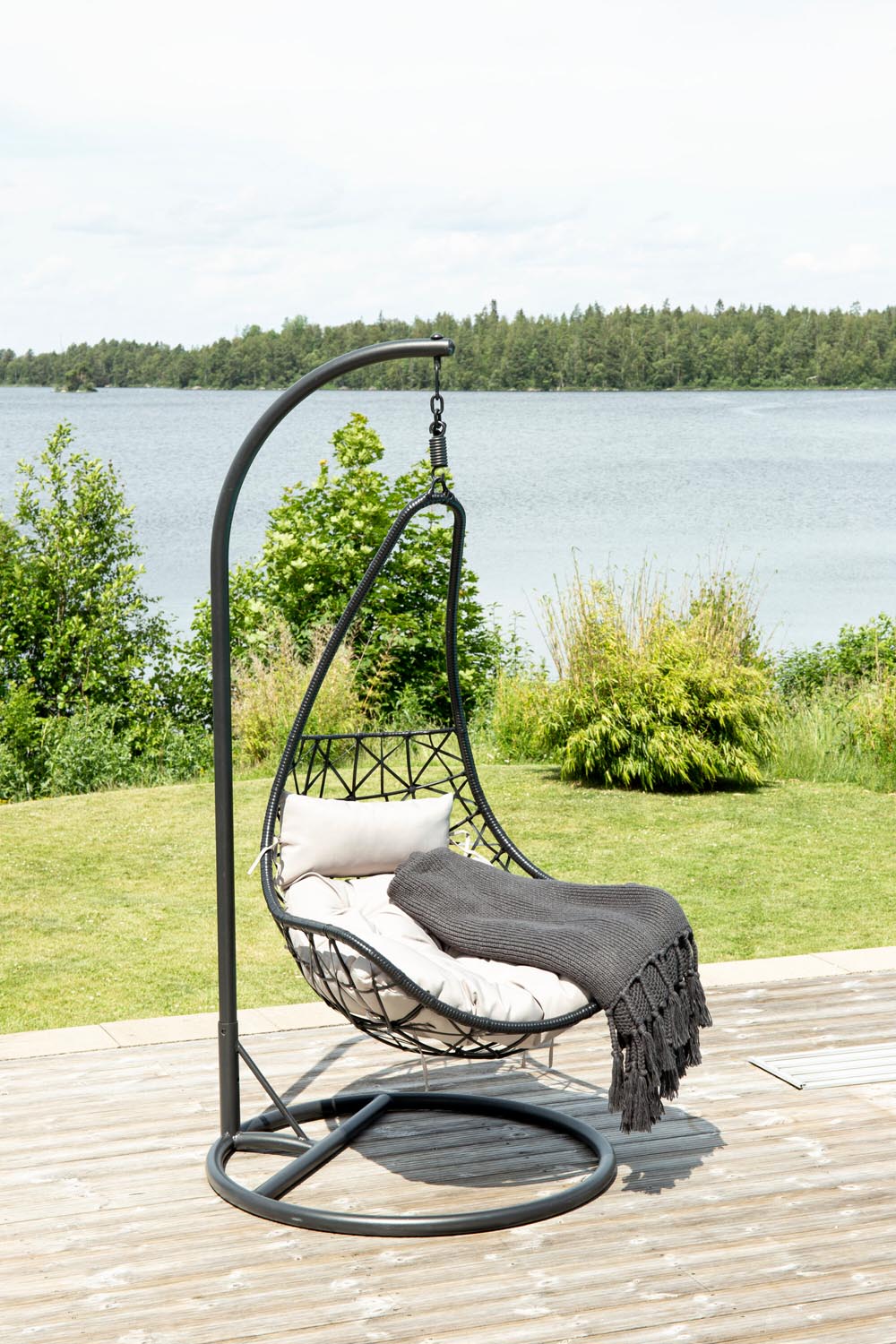 Vide Hängesessel in Schwarz präsentiert im Onlineshop von KAQTU Design AG. Outdoor-Sessel ist von Venture Home