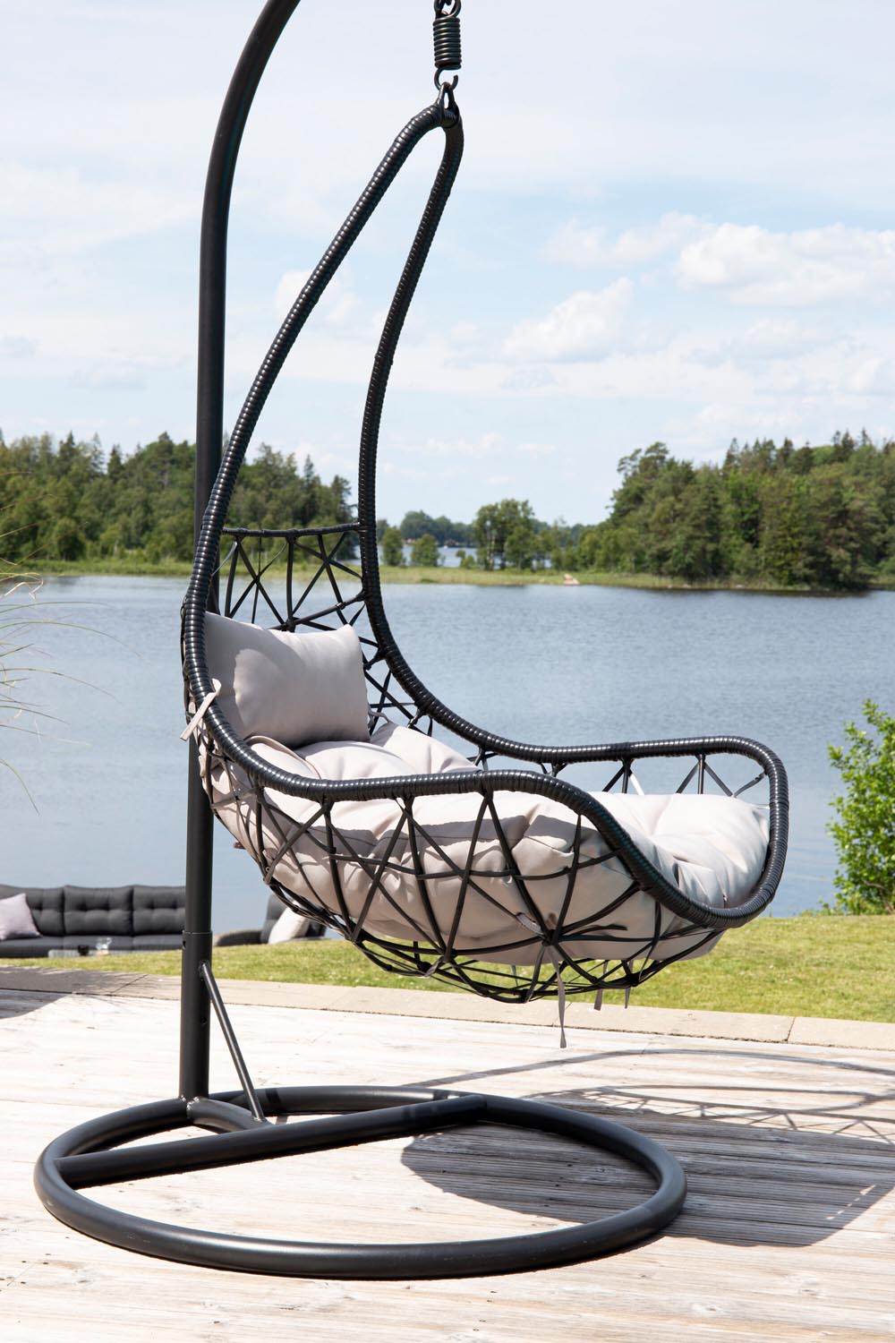 Vide Hängesessel in Schwarz präsentiert im Onlineshop von KAQTU Design AG. Outdoor-Sessel ist von Venture Home