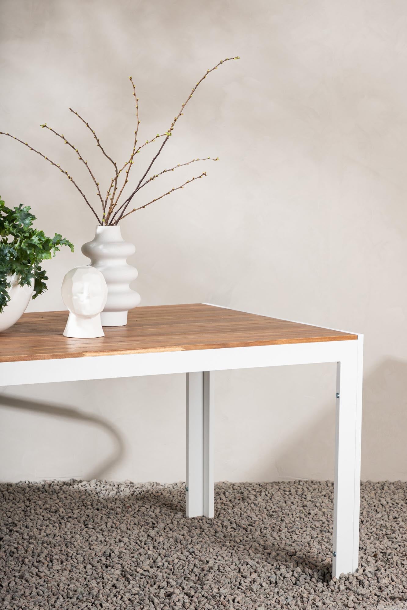 Entdecken Sie den eleganten Bois Gartentisch von Venture Home – ein zeitloses Design aus langlebigem Akazienholz, perfekt für gesellige Abende im Freien.