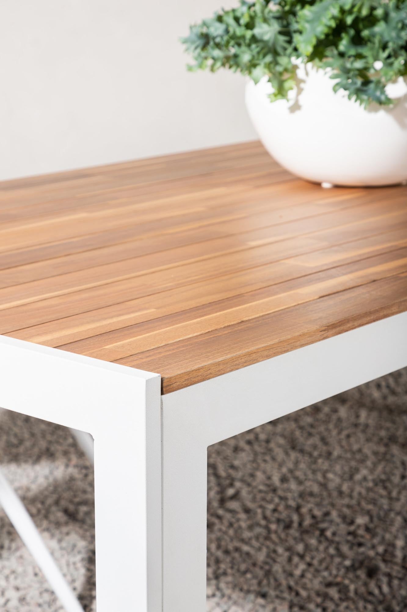 Erleben Sie den stilvollen Bois Gartentisch von Venture Home – robustes Akazienholz trifft auf modernes Design für unvergessliche Outdoor-Momente.