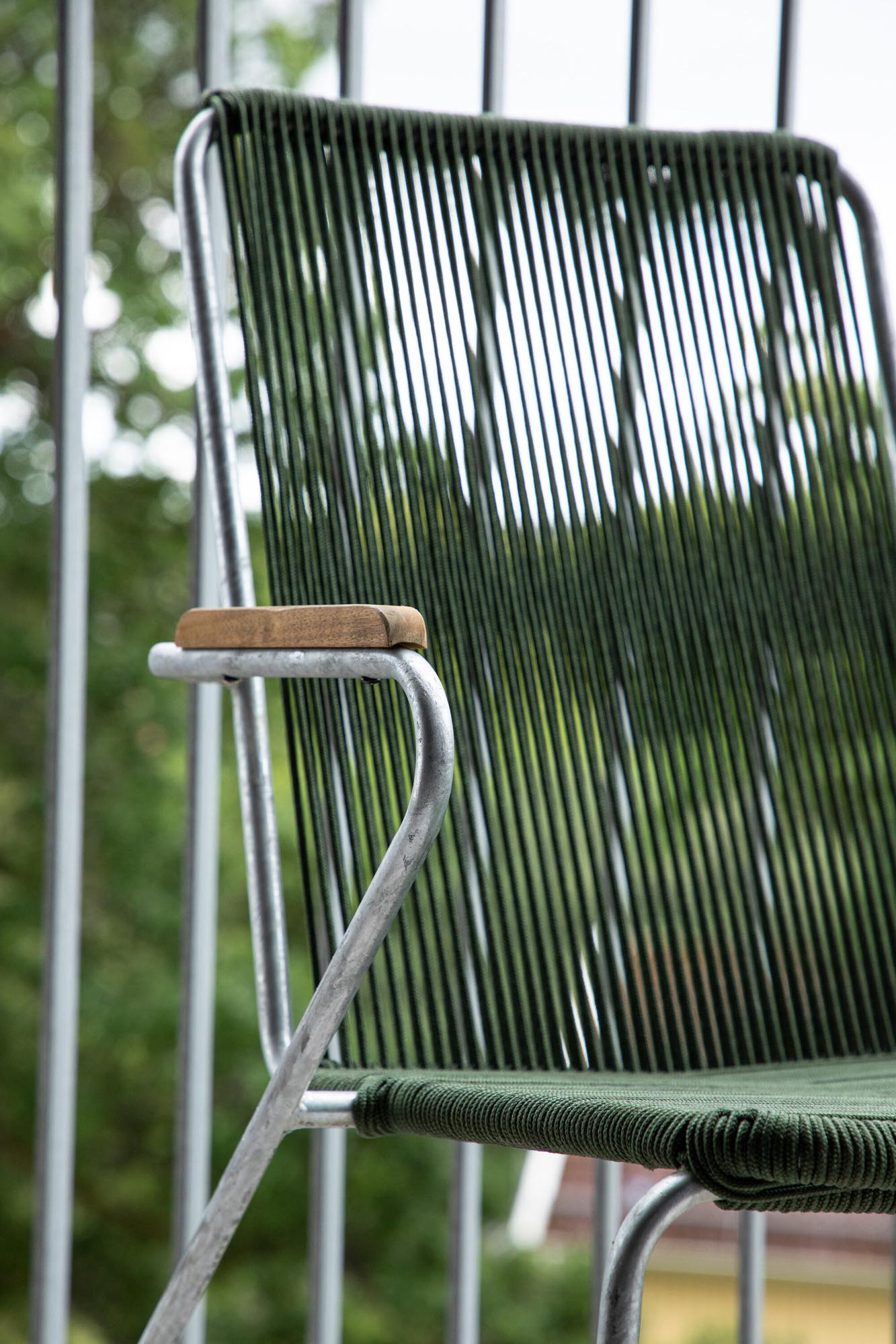 Entdecken Sie den Bois Stuhl von Venture Home: Ein eleganter, stapelbarer Gartenstuhl mit langlebiger Zinkkonstruktion und komfortablen Teakholz-Armlehnen.