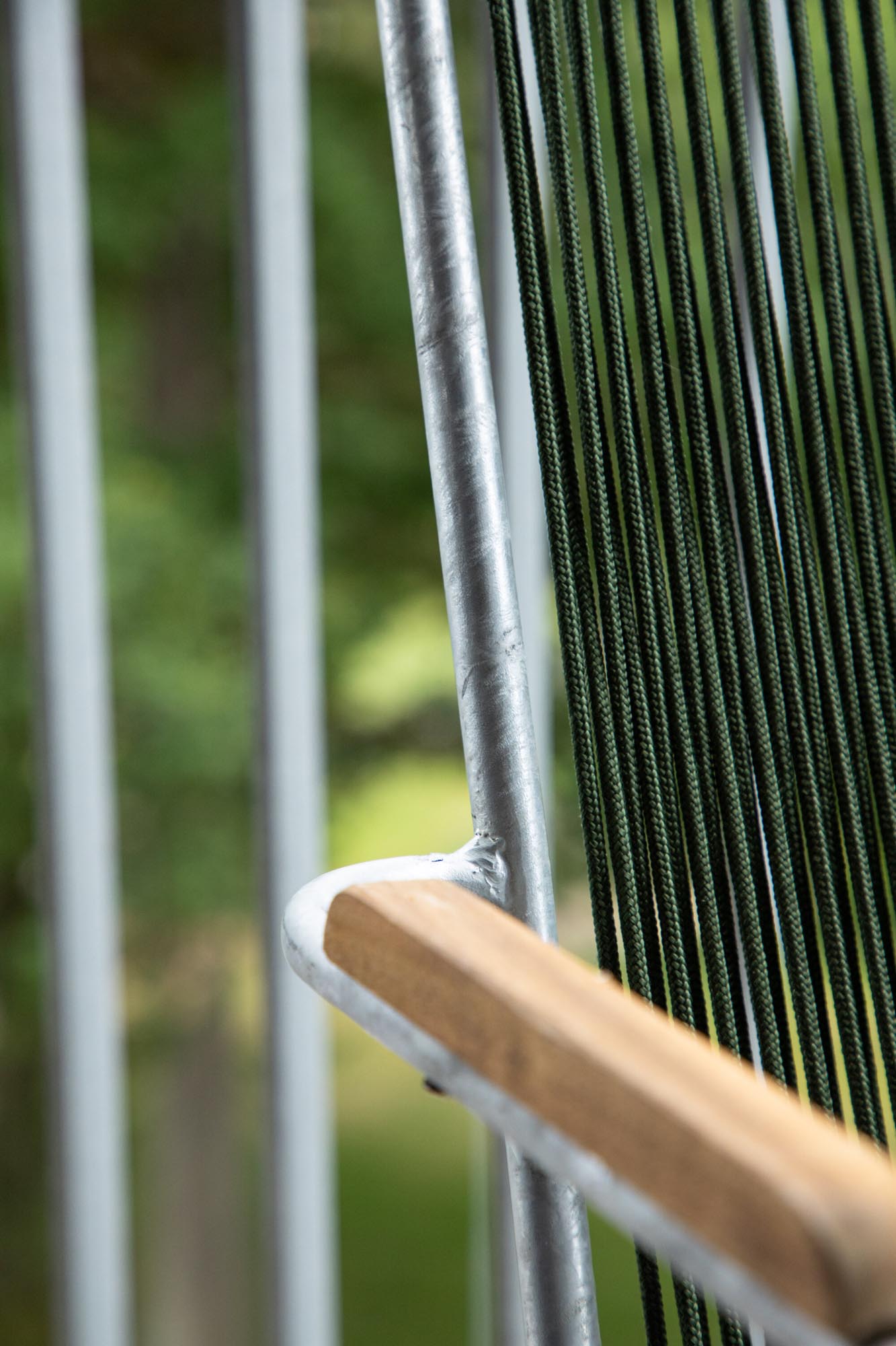Bois Stuhl in Grün präsentiert im Onlineshop von KAQTU Design AG. Gartenstuhl mit Armlehnen ist von Venture Home