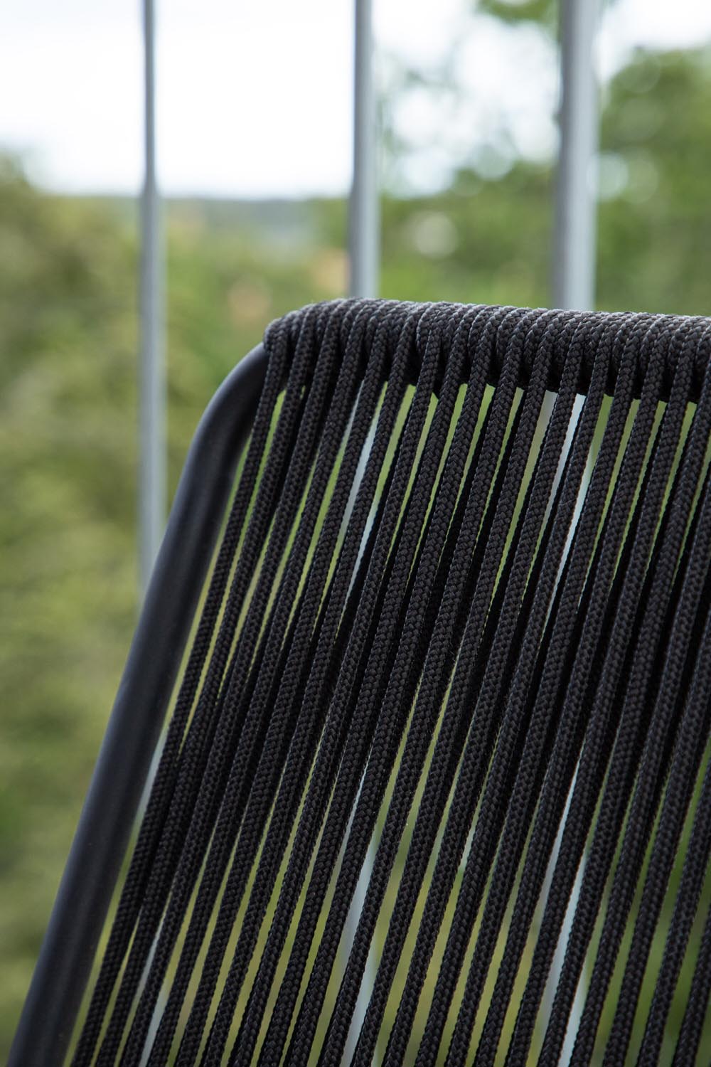 Bois Gartenstuhl in Schwarzgrau präsentiert im Onlineshop von KAQTU Design AG. Gartenstuhl mit Armlehnen ist von Venture Home