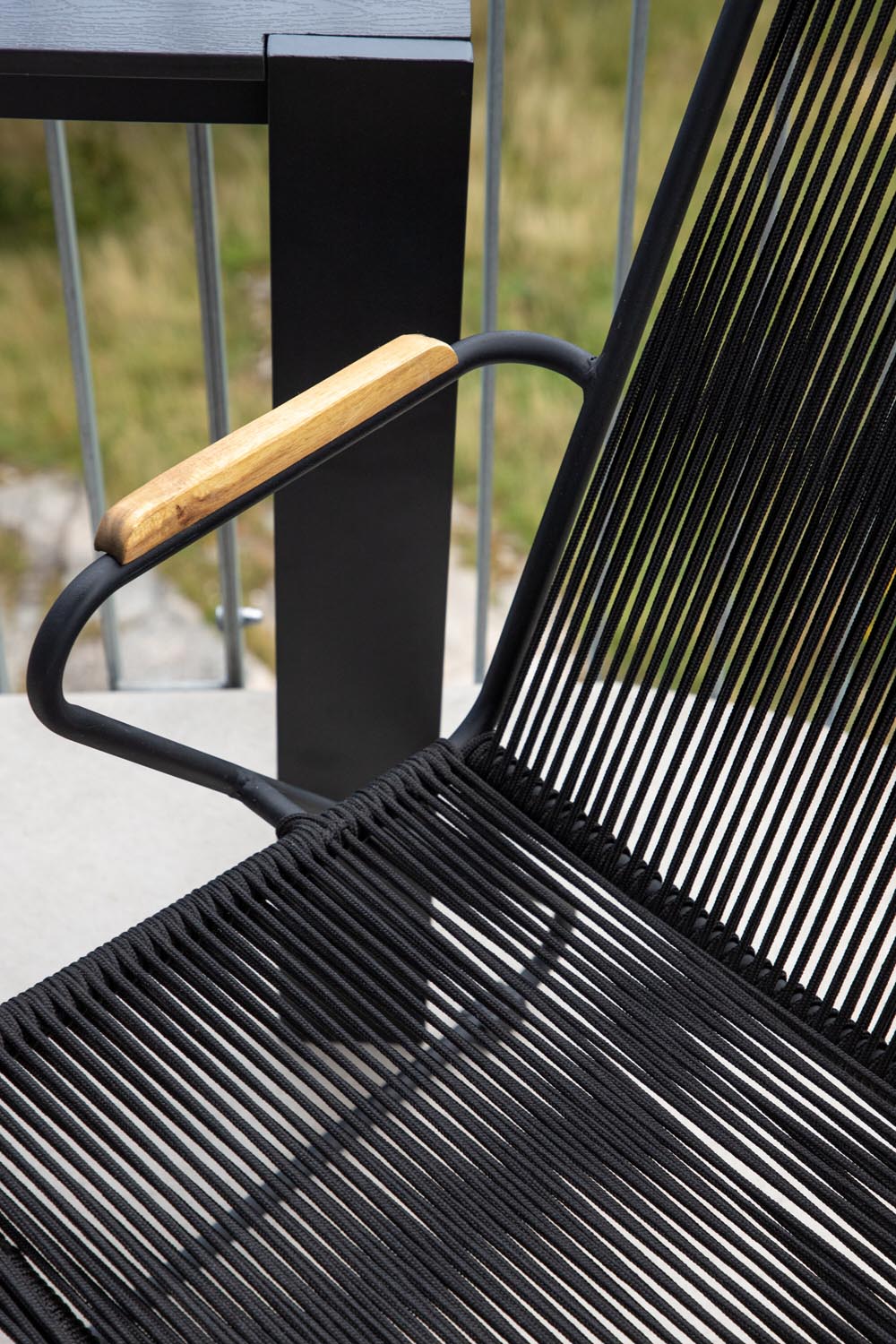 Bois Gartenstuhl in Schwarzgrau präsentiert im Onlineshop von KAQTU Design AG. Gartenstuhl mit Armlehnen ist von Venture Home