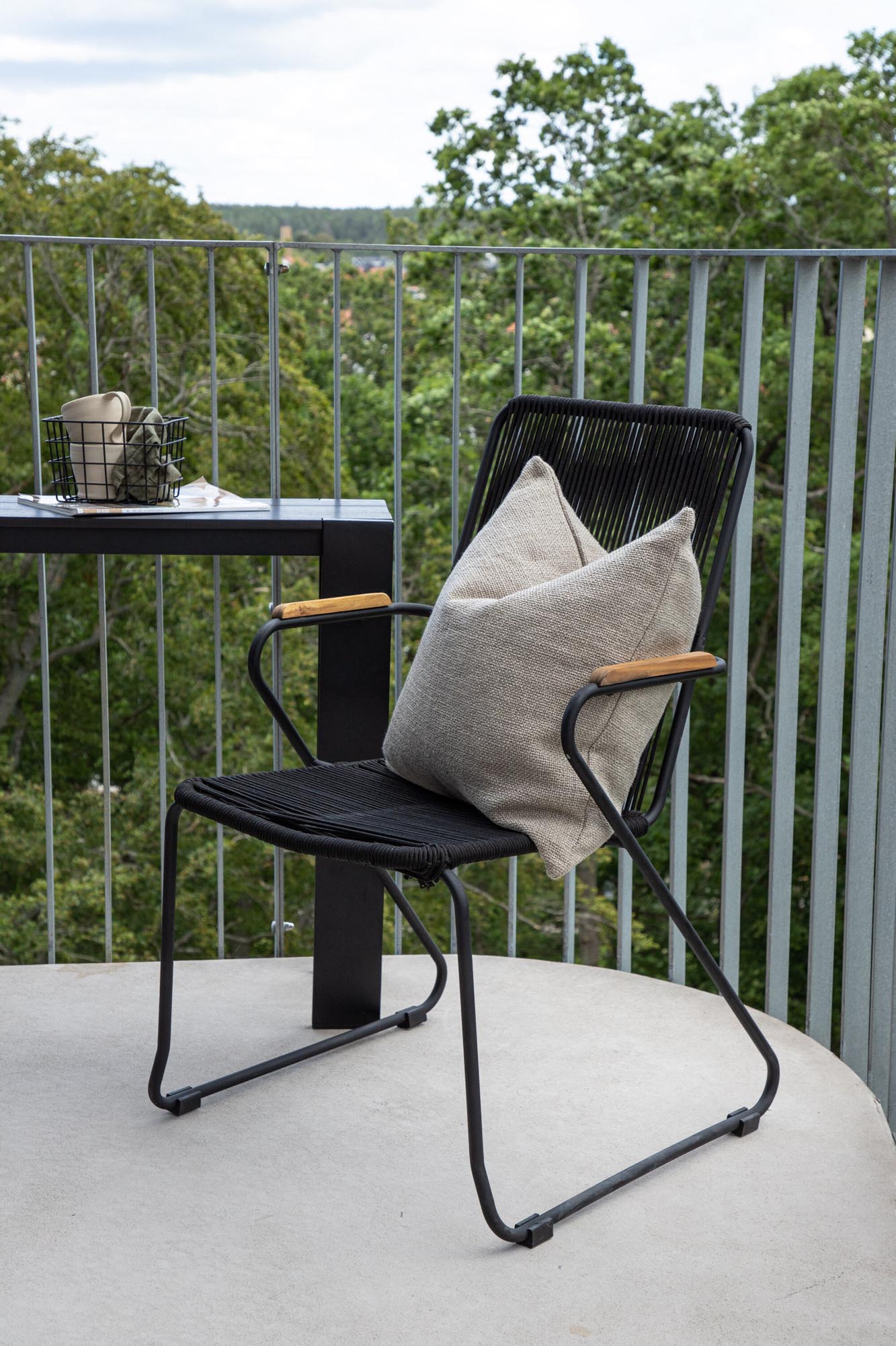 Bois Esszimmerstuhl: Minimalistisches Design für stilvolle Räume.