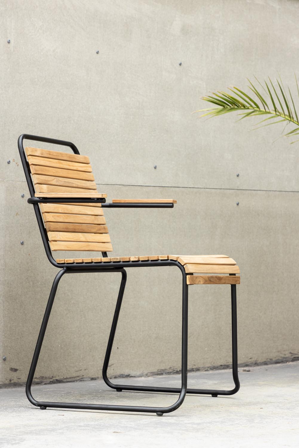 Bois Gartenstuhl in Natur präsentiert im Onlineshop von KAQTU Design AG. Gartenstuhl mit Armlehnen ist von Venture Home