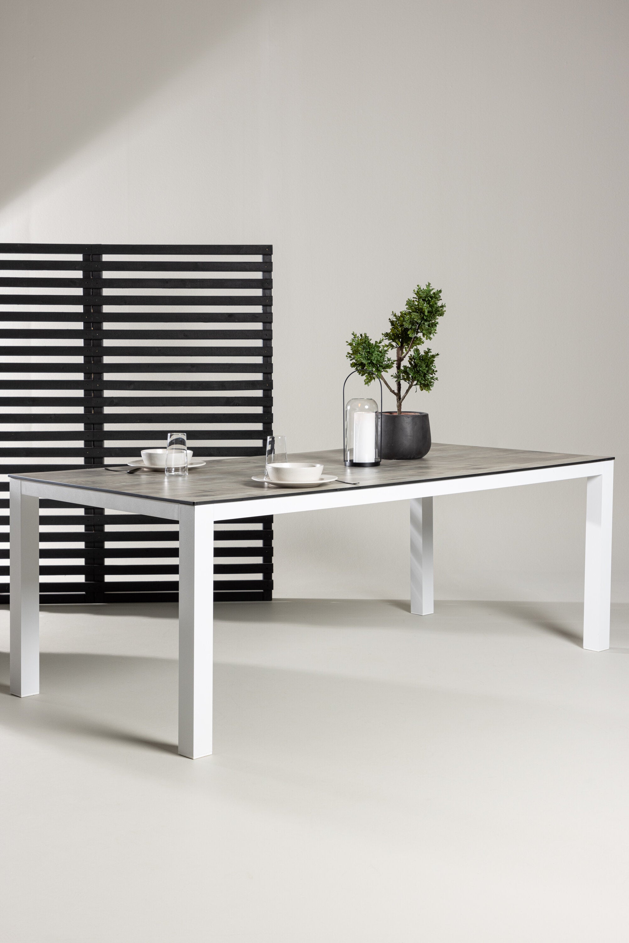 Llama Gartentisch in Grau präsentiert im Onlineshop von KAQTU Design AG. Gartentisch ist von Venture Home