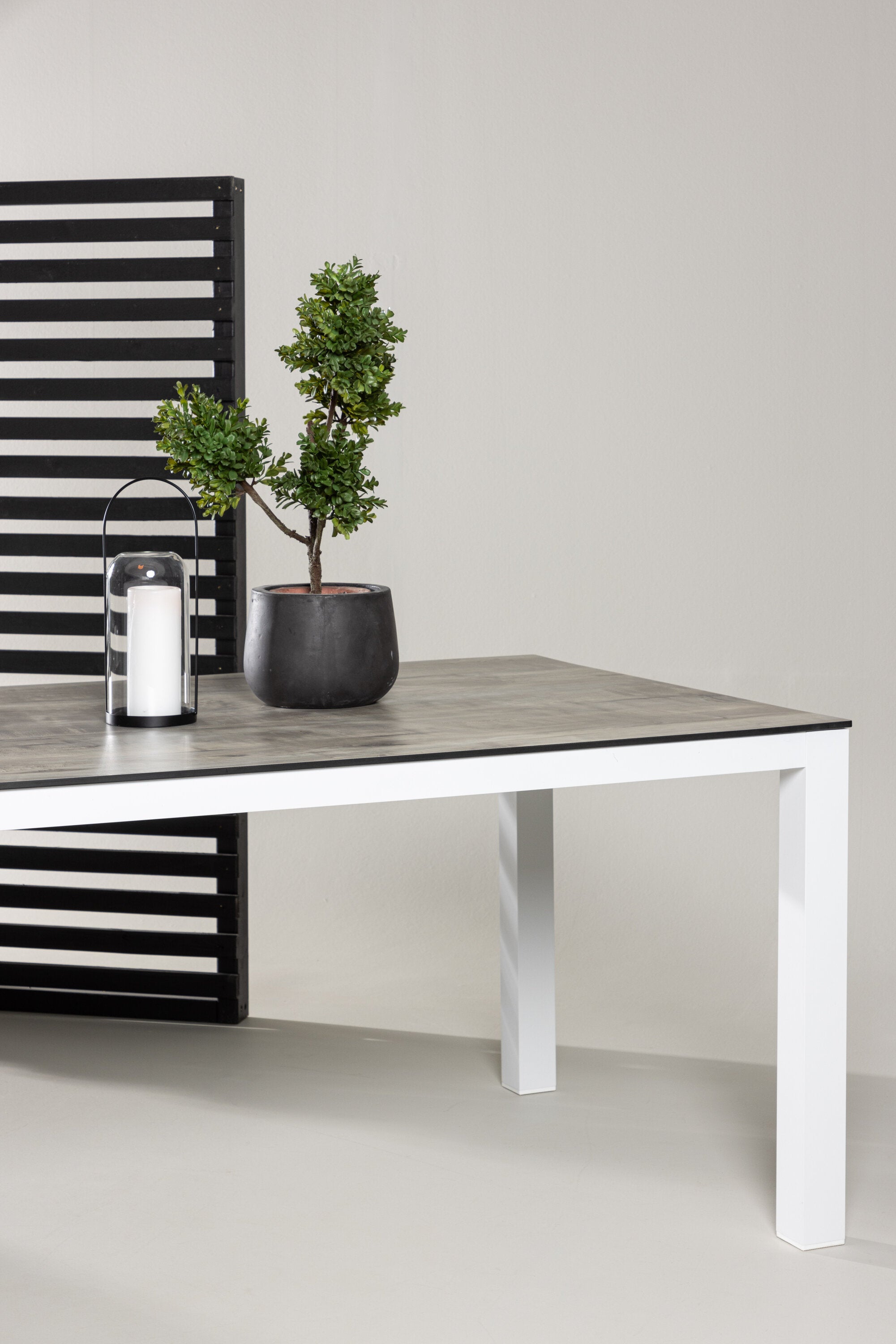 Llama Gartentisch in Grau präsentiert im Onlineshop von KAQTU Design AG. Gartentisch ist von Venture Home