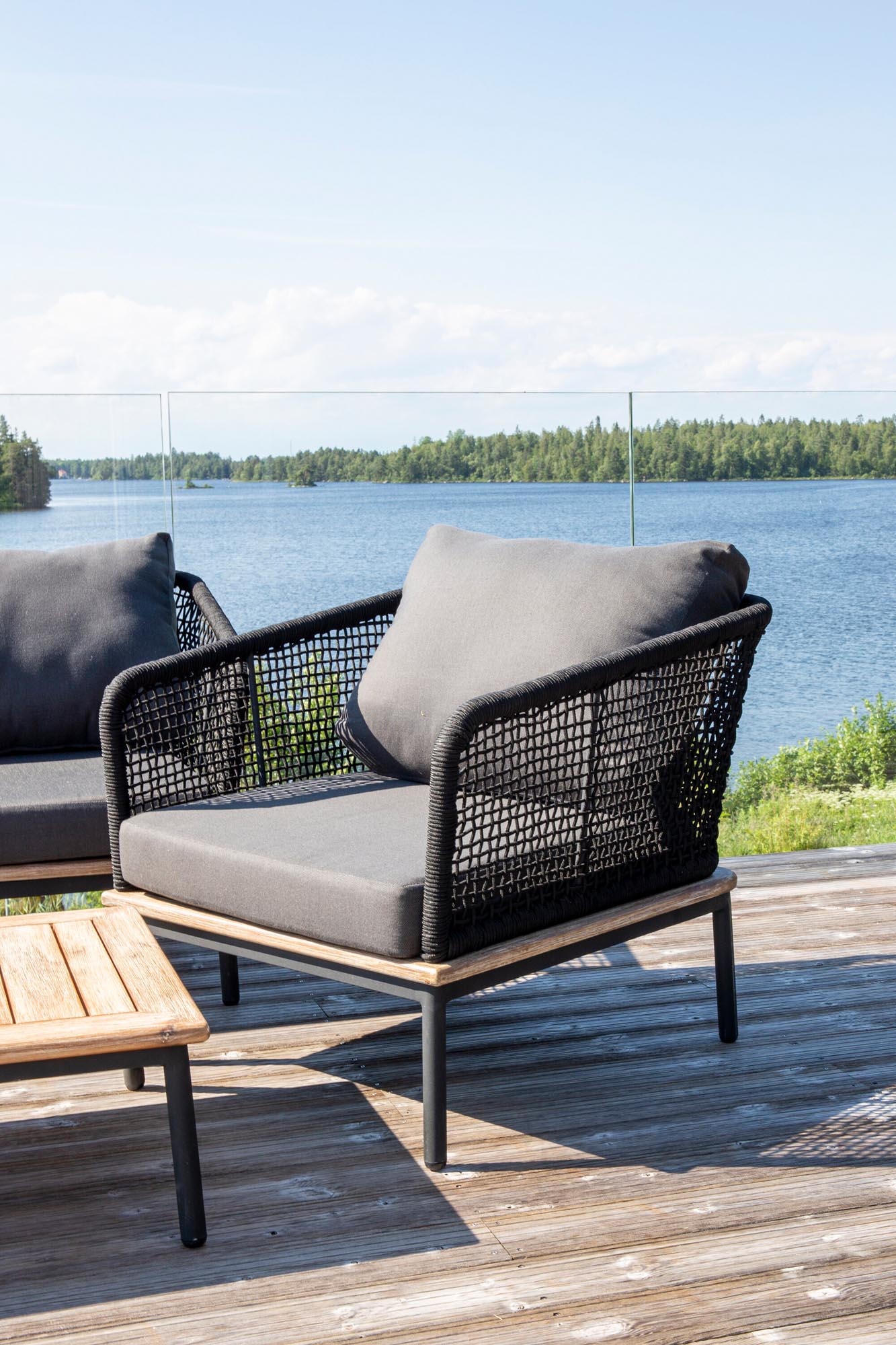 Entdecken Sie die Andorra Sofagarnitur von Venture Home: Eleganz trifft auf Komfort mit robusten Materialien und stilvollen Akazienholz-Details.