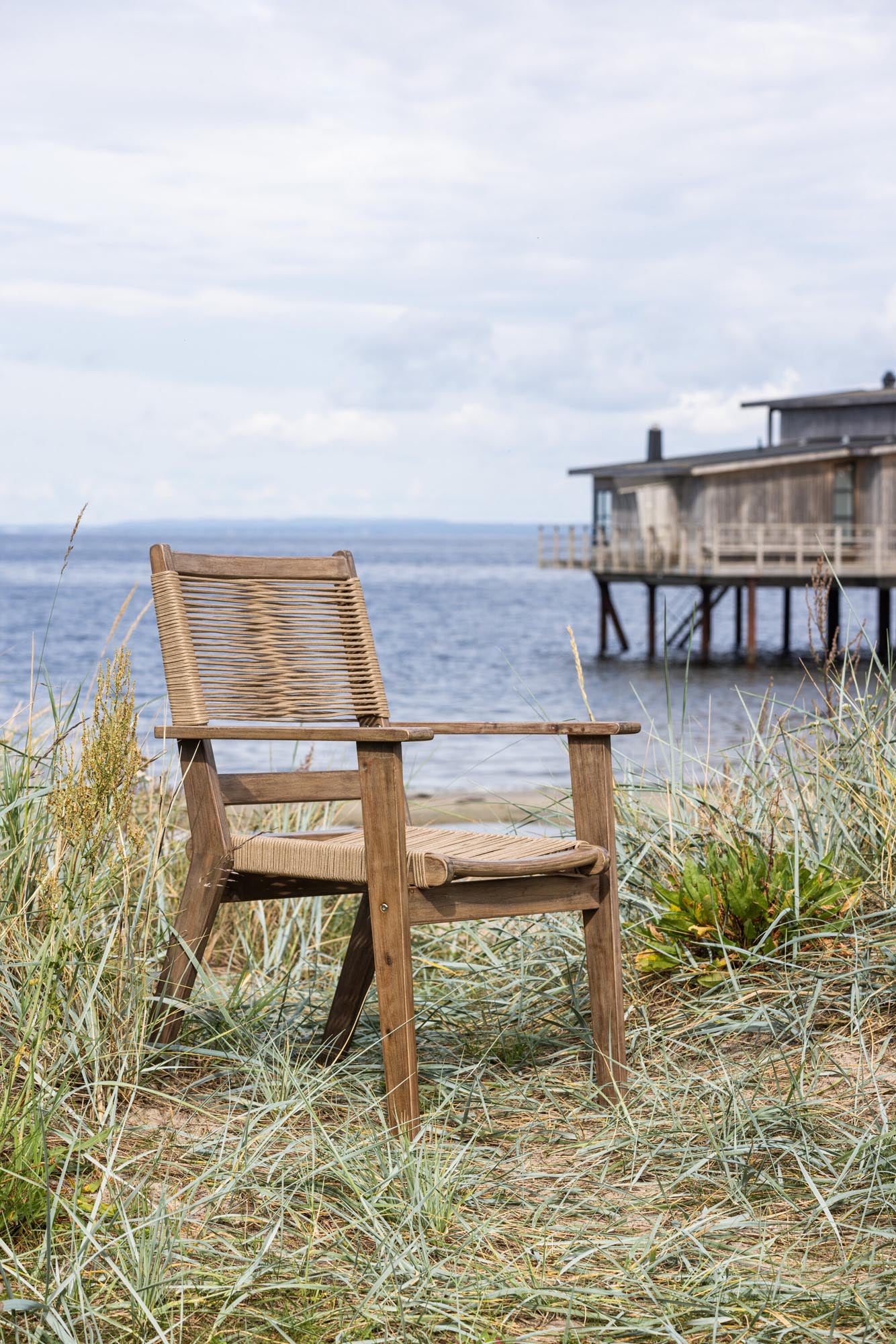 Peter Gartenstuhl in Braun präsentiert im Onlineshop von KAQTU Design AG. Gartenstuhl mit Armlehnen ist von Venture Home