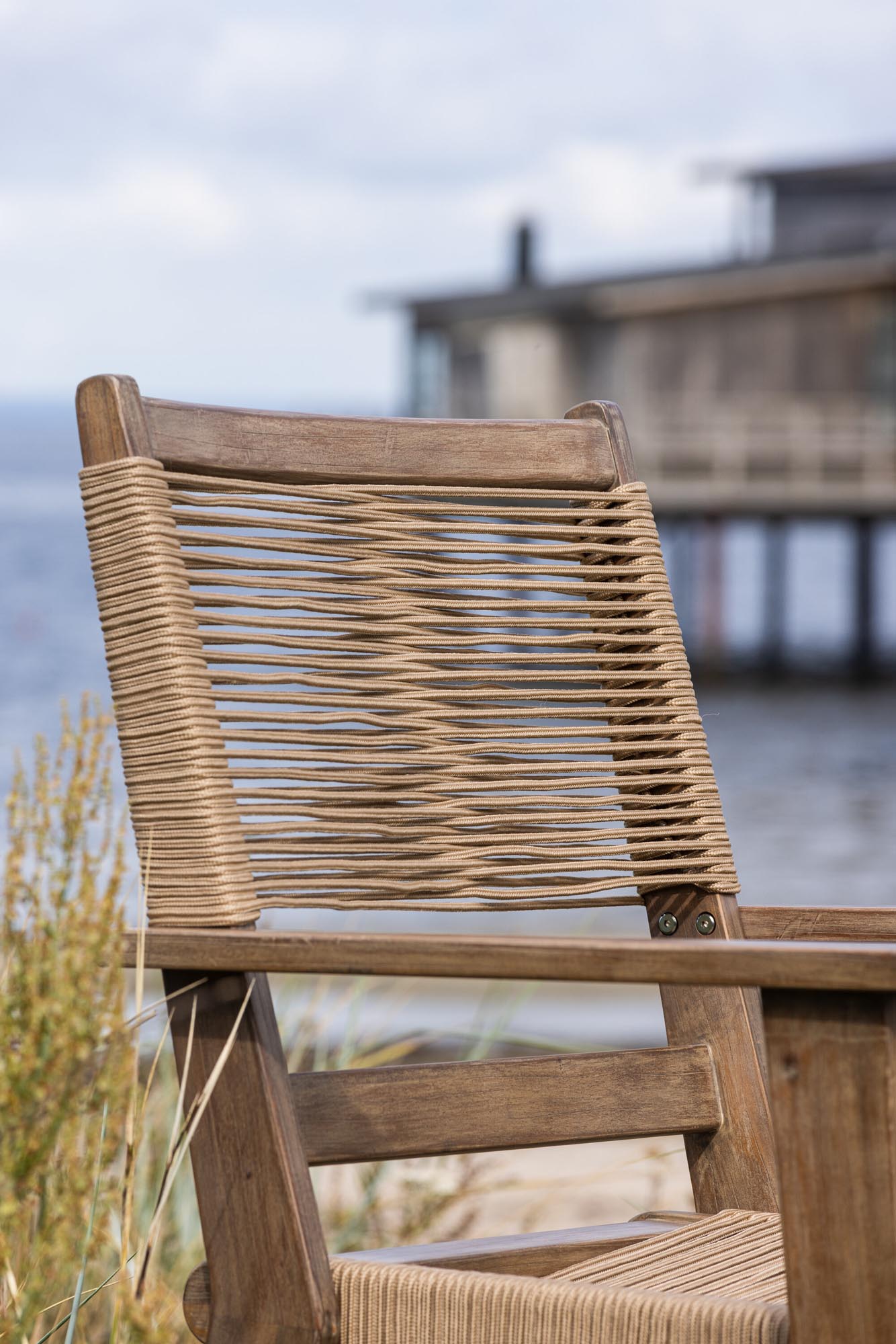 Peter Gartenstuhl in Braun präsentiert im Onlineshop von KAQTU Design AG. Gartenstuhl mit Armlehnen ist von Venture Home
