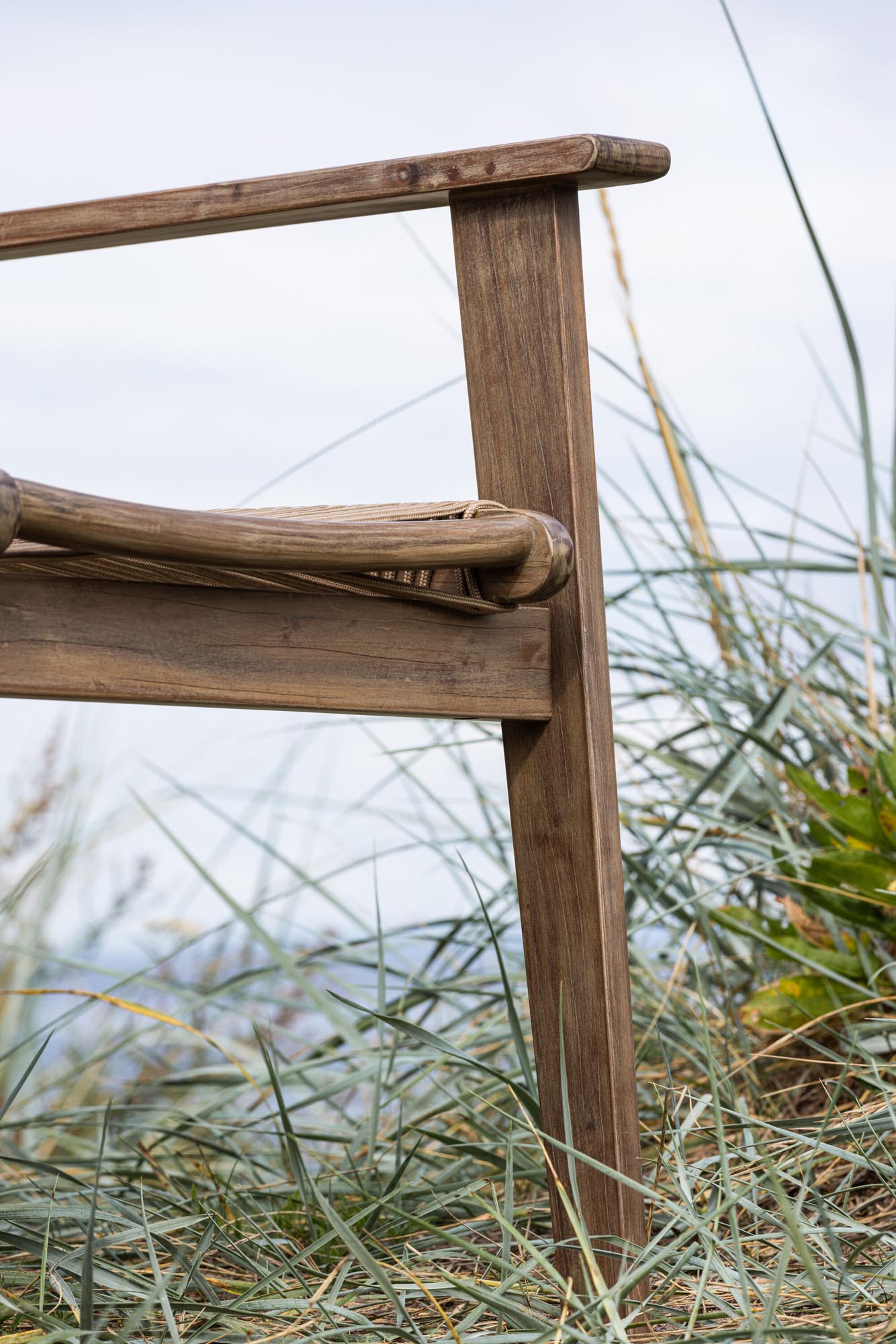 Peter Gartenstuhl in Braun präsentiert im Onlineshop von KAQTU Design AG. Gartenstuhl mit Armlehnen ist von Venture Home