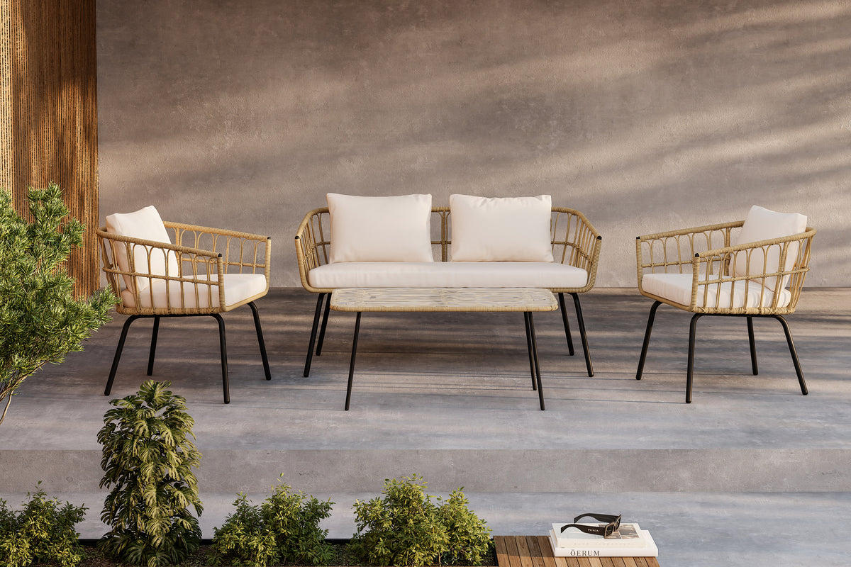 Ortigia Lounge Set mit modernem schwarzen Metallrahmen, geflochtenem Rattan-Design und beigen Polsterkissen, ergänzt durch einen eleganten Tisch mit Glasplatte.