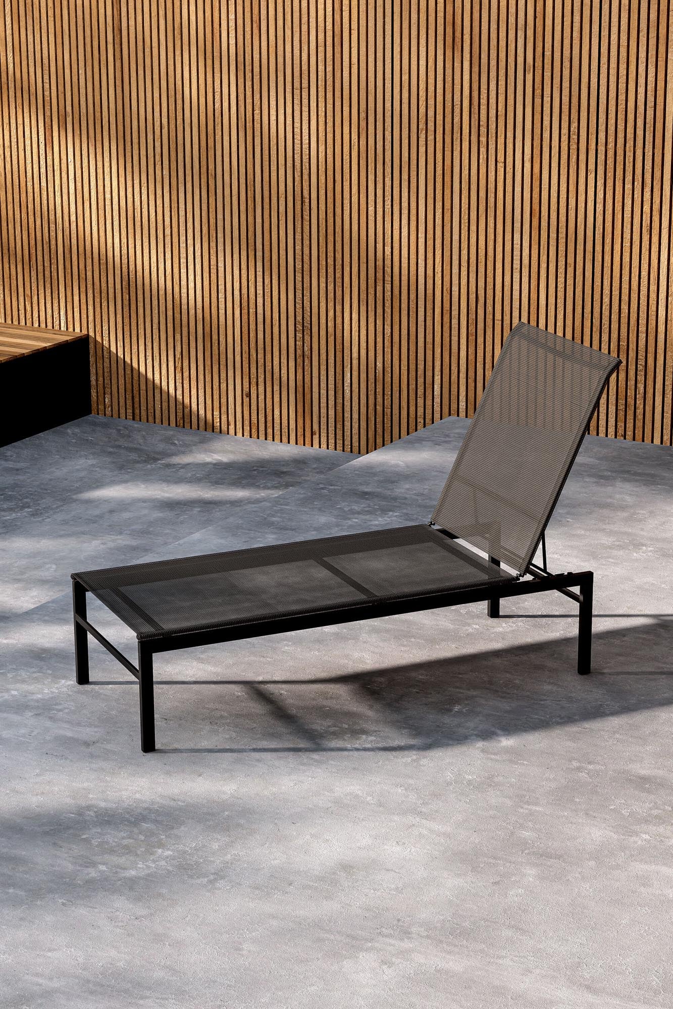Die Massimo Sonnenlounge von Venture Home vereint modernes Design mit Komfort für entspannte Momente im Freien.