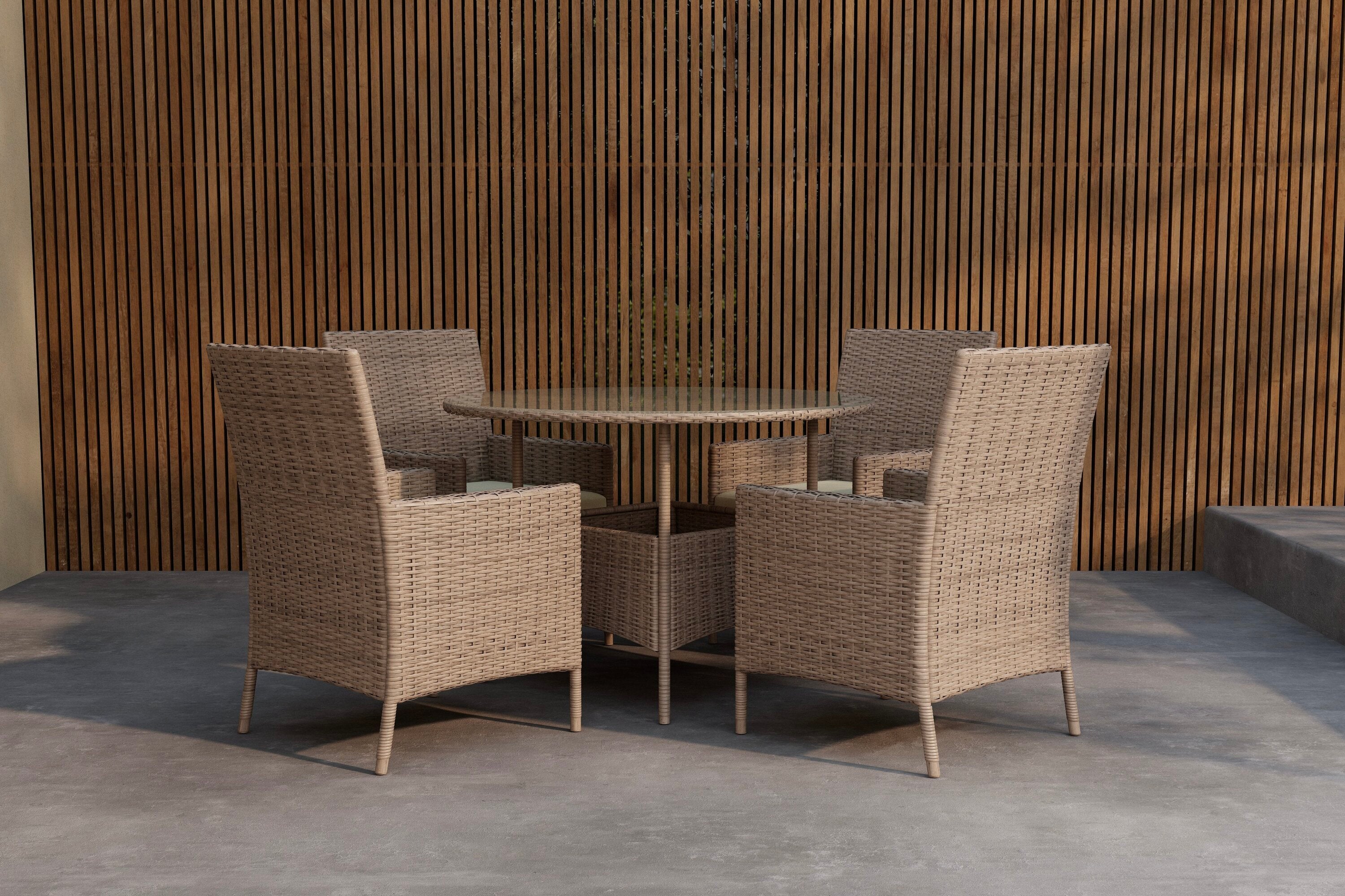 Elegantes Lefkas Gartentischset für 4 Personen in warmem Braun, ideal für entspannte Stunden im Garten oder auf der Terrasse.