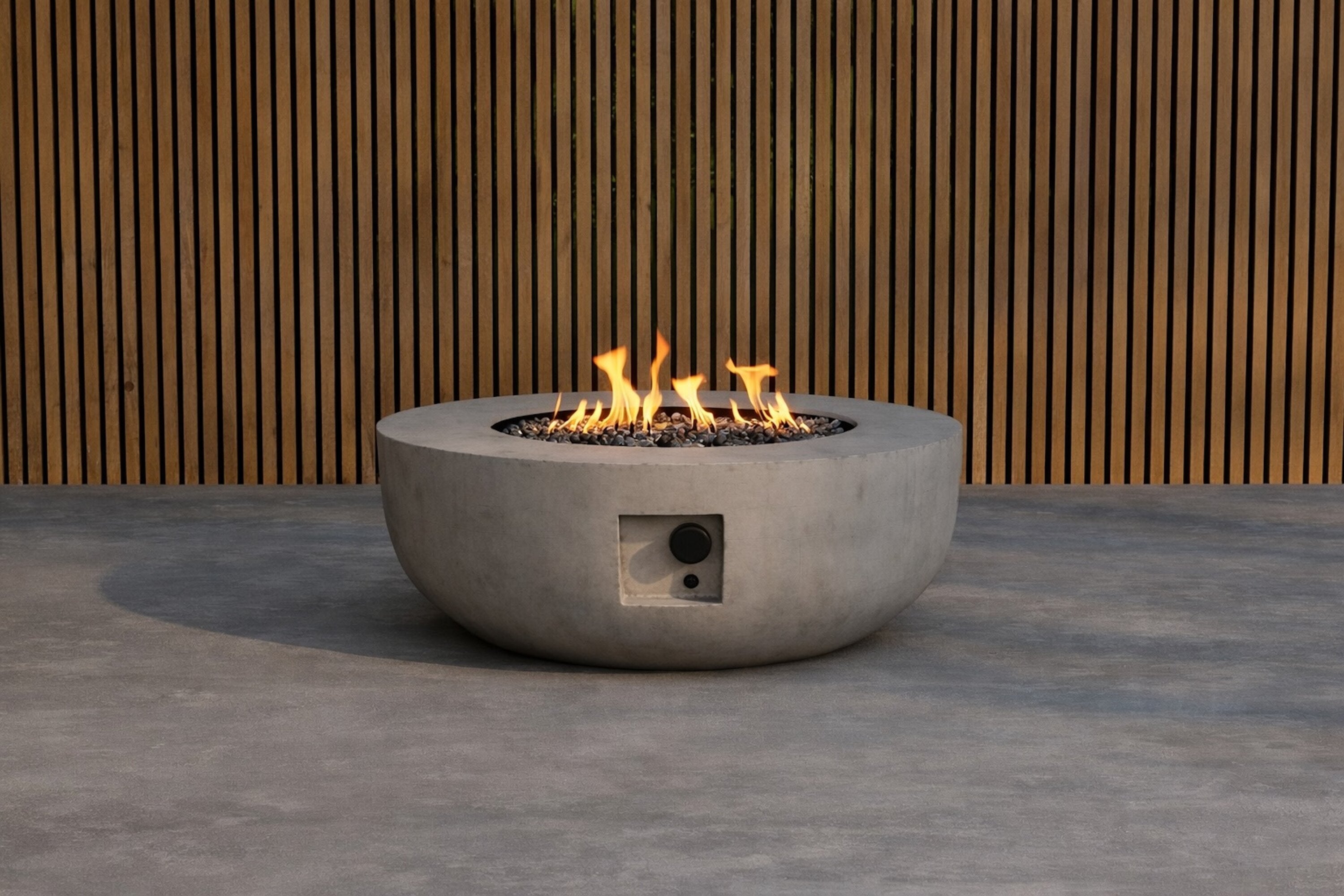 Eleganter Kea Feuerkorb in stilvollem Grau, perfekt für entspannte Abende im Freien und schafft eine einladende Stimmung im Garten.