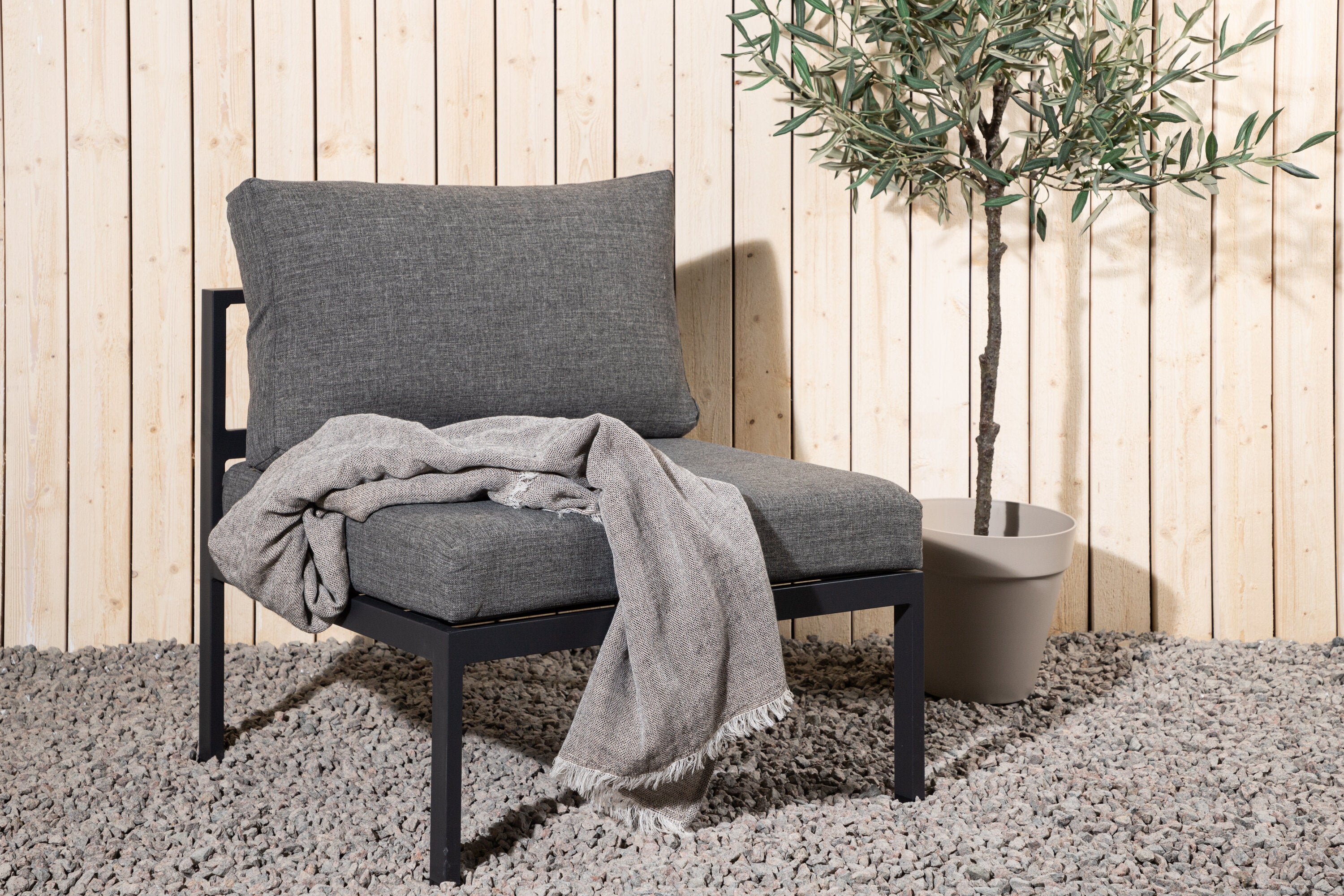 Elegantes Mittelmodul des Copacabana Sofas in Schwarz, ideal für stilvolle Lounges und moderne Wohnräume von Venture Home.