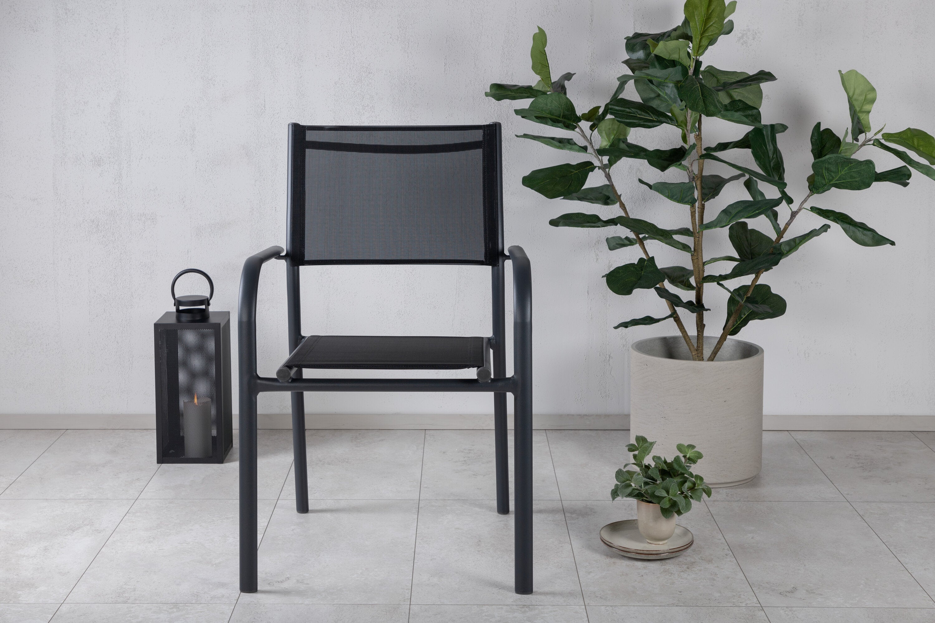 Eleganter Santorini Sessel in Schwarz für den Außenbereich, ideal für stilvolle Entspannung im Garten oder auf der Terrasse.