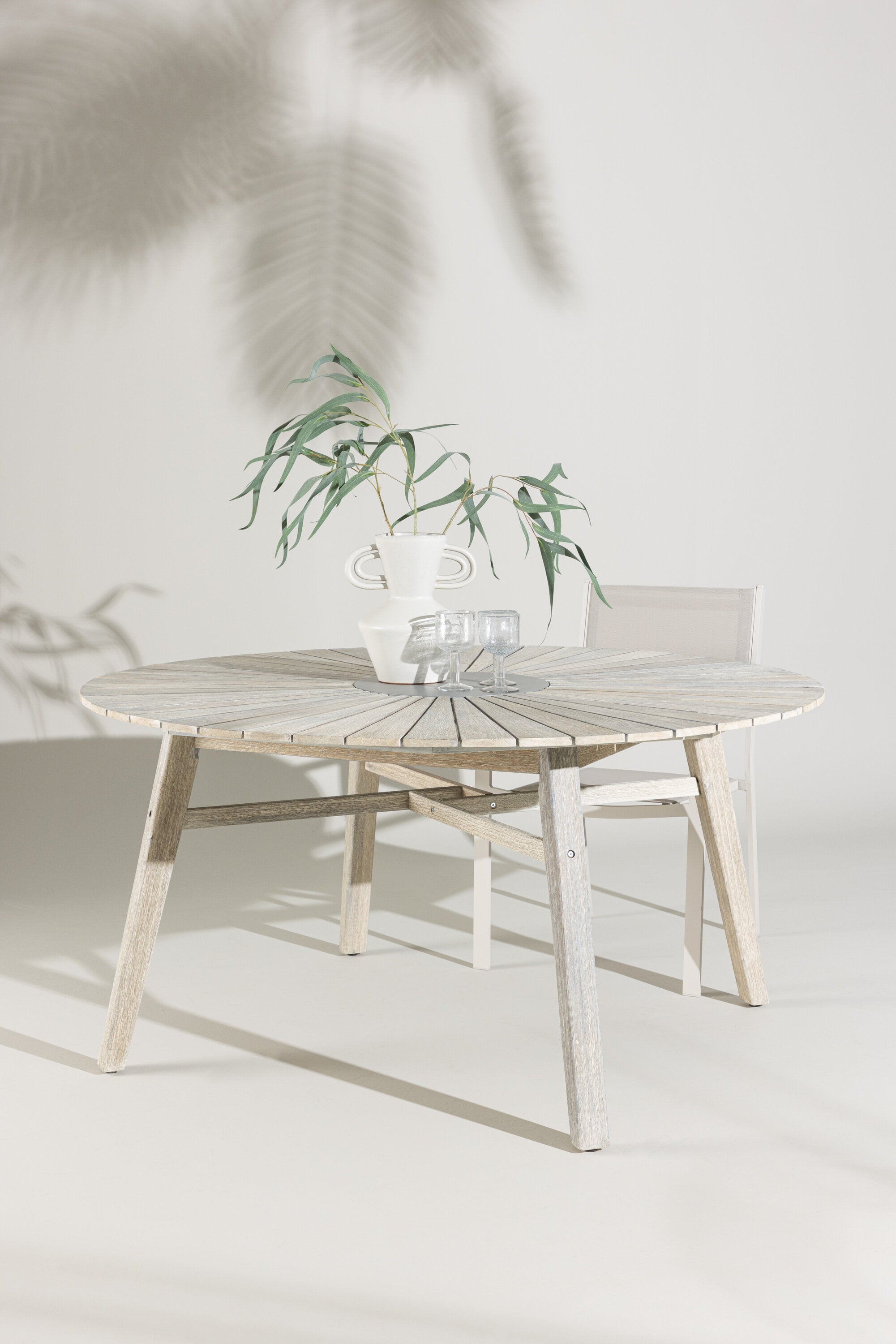Rives Round Esstisch in Tünche präsentiert im Onlineshop von KAQTU Design AG. Gartentisch ist von Venture Home