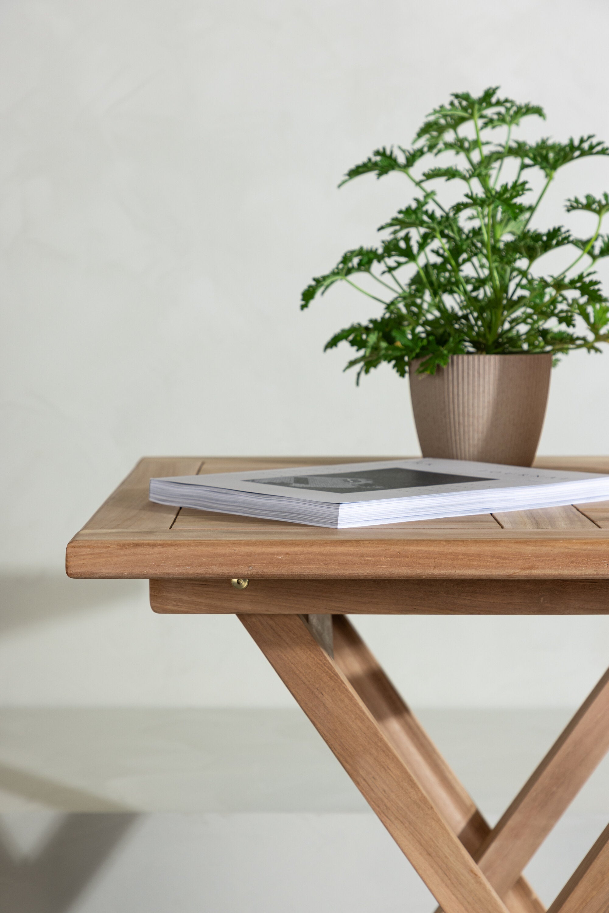 Kenya Café Esstisch in Natur präsentiert im Onlineshop von KAQTU Design AG. Beistelltisch Outdoor ist von Venture Home
