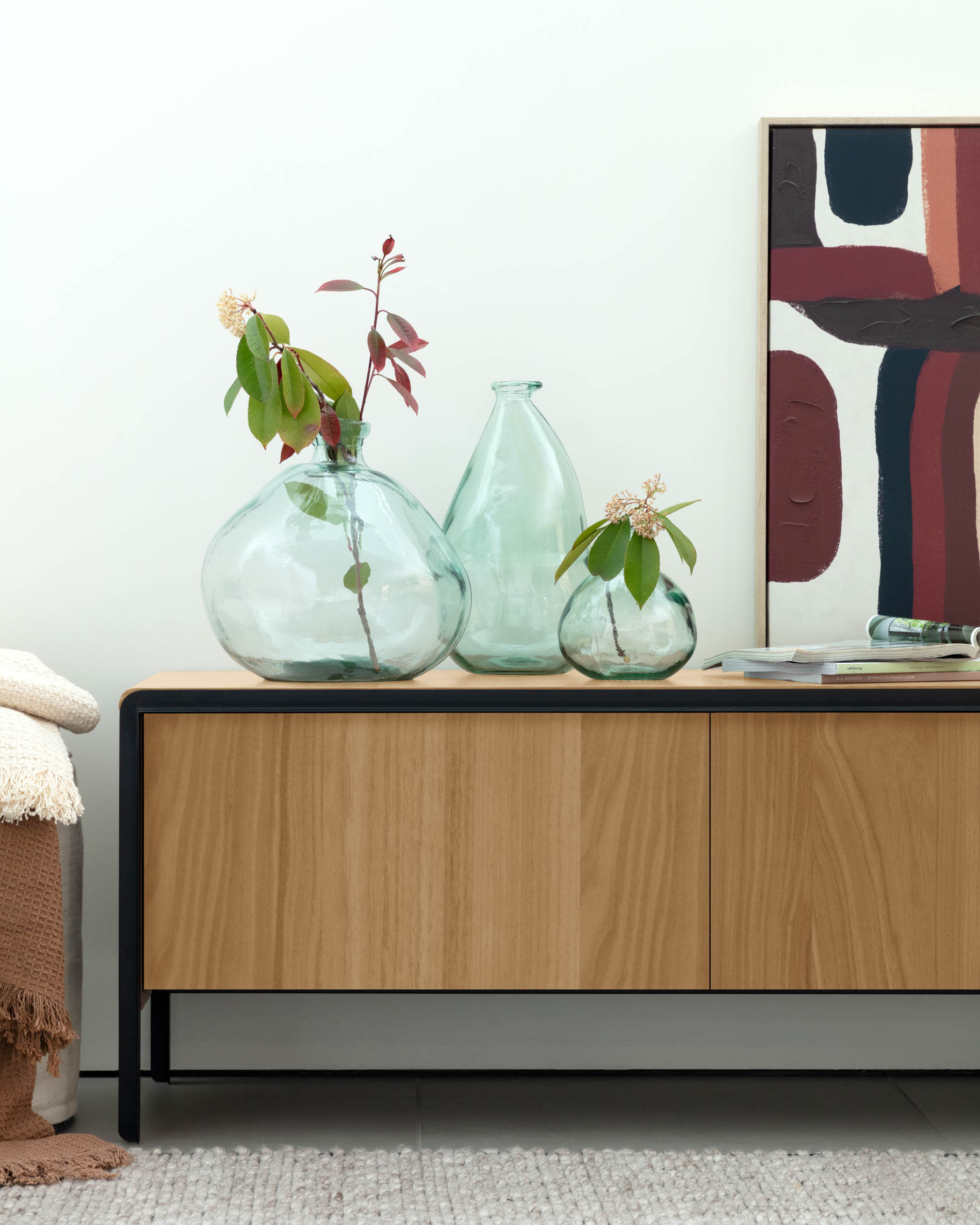 Die Brenna Vase aus 100% recyceltem Glas, 33 cm hoch, vereint Nachhaltigkeit und Stil für zeitgemässe Wohnraumgestaltung.