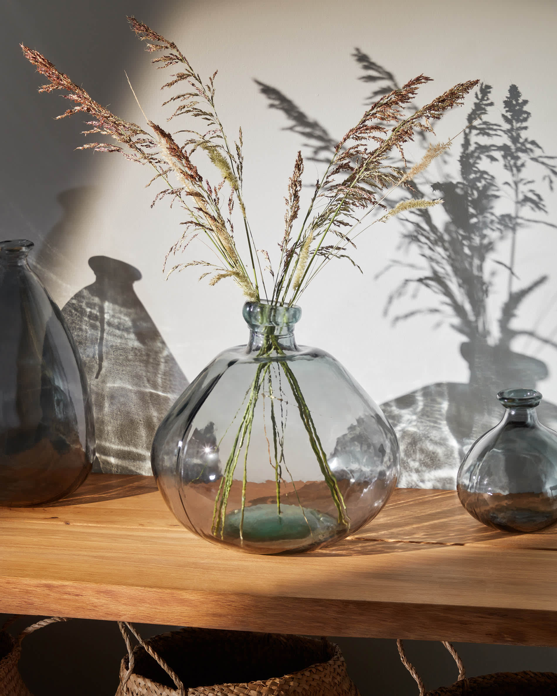 Die Brenna Vase von Kave Home: Elegantes, blaues Glasdesign, ideal für üppige Blumensträusse und stilvolle Raumakzente.