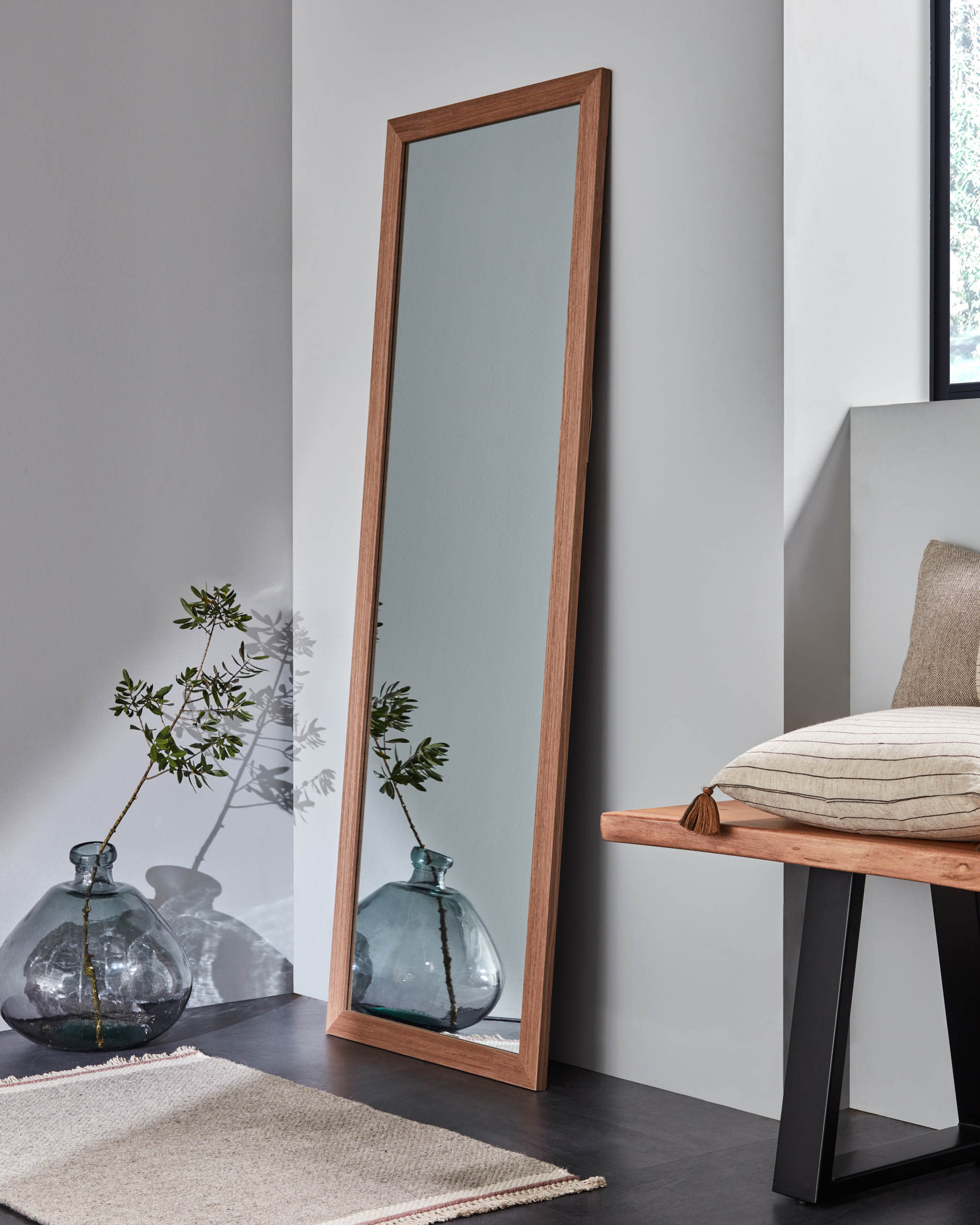 Grosse blaue Vase von Kave Home, perfekt für Blumen oder als modernes Dekor, mit elegantem Design und hochwertiger Verarbeitung.