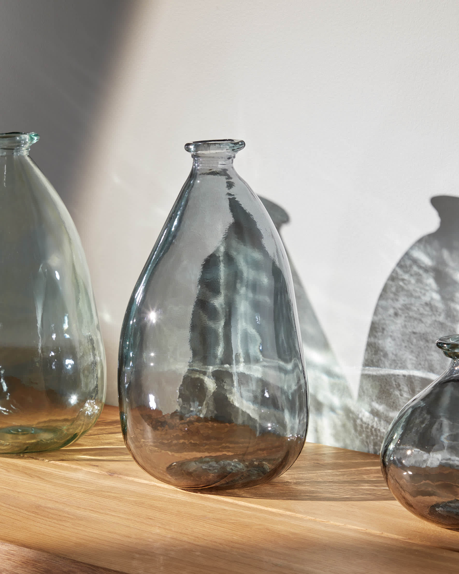 Elegante, mittelgrosse blaue Glasvase von Kave Home, ideal für Blumensträusse oder als stilvolles Dekorationsstück.