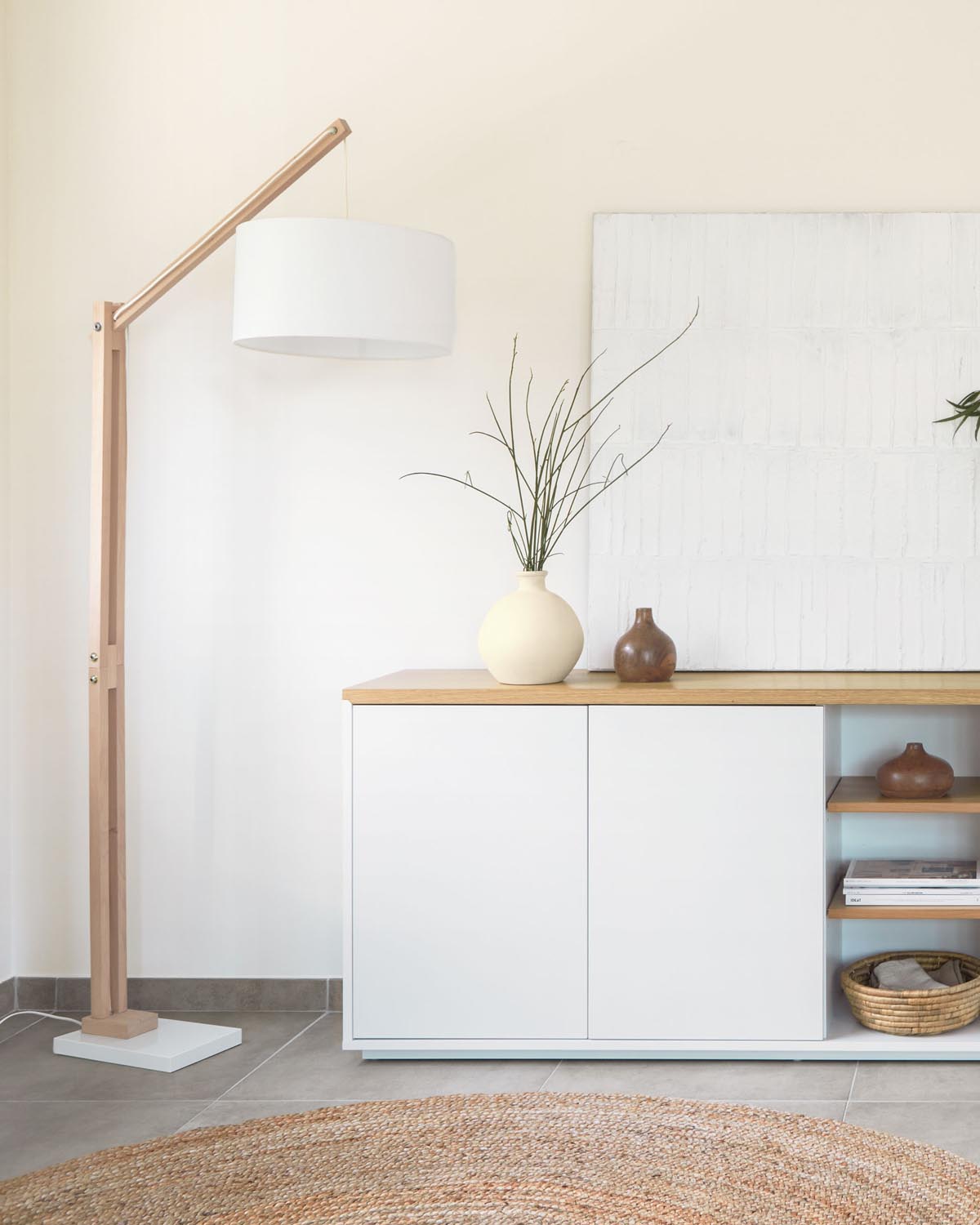 Stehlampe Riaz: Stilvolle Buche mit weissem Schirm von Kave Home.