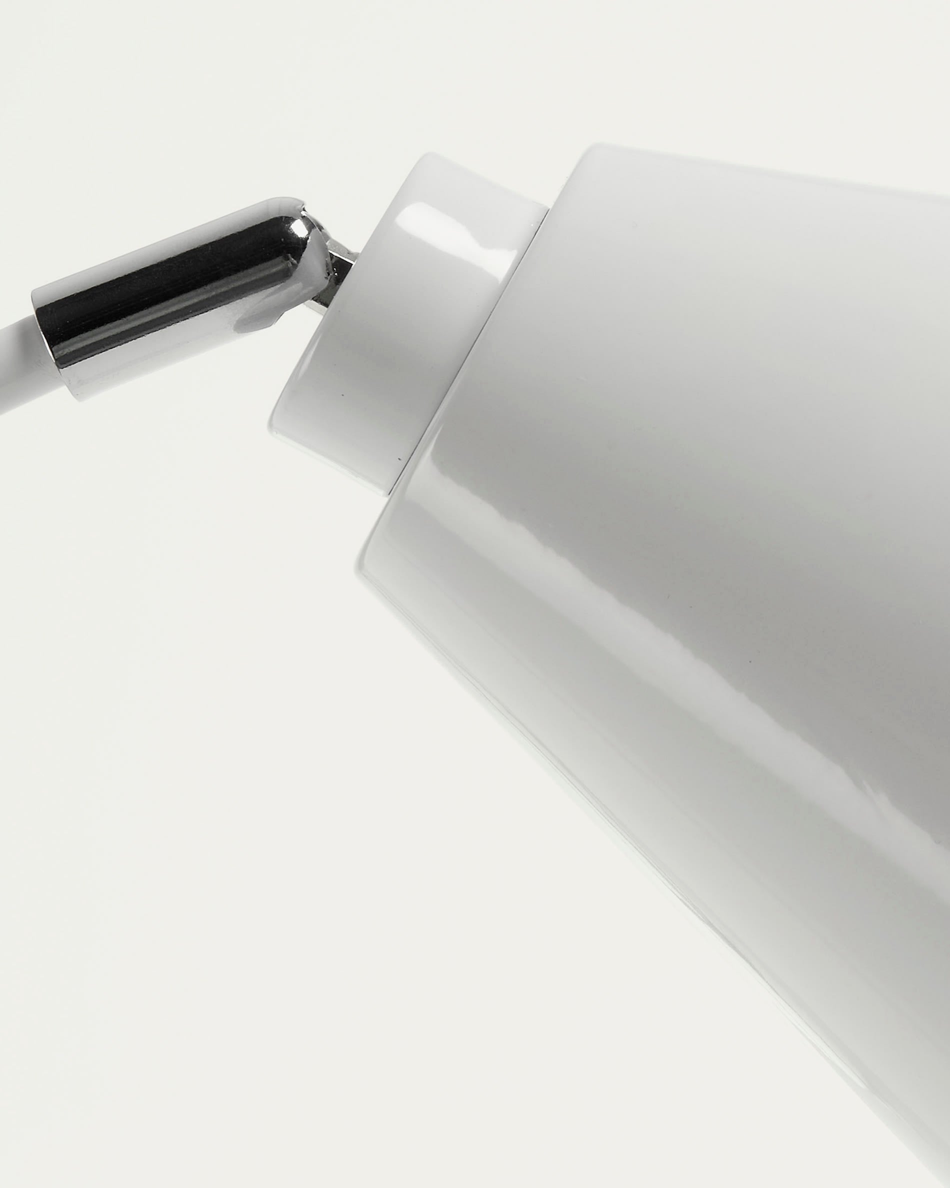 Die Tipir Tischlampe in Weiss von Kave Home vereint stilvolles Design mit flexibler Lichtanpassung, ideal für jedes Zuhause.