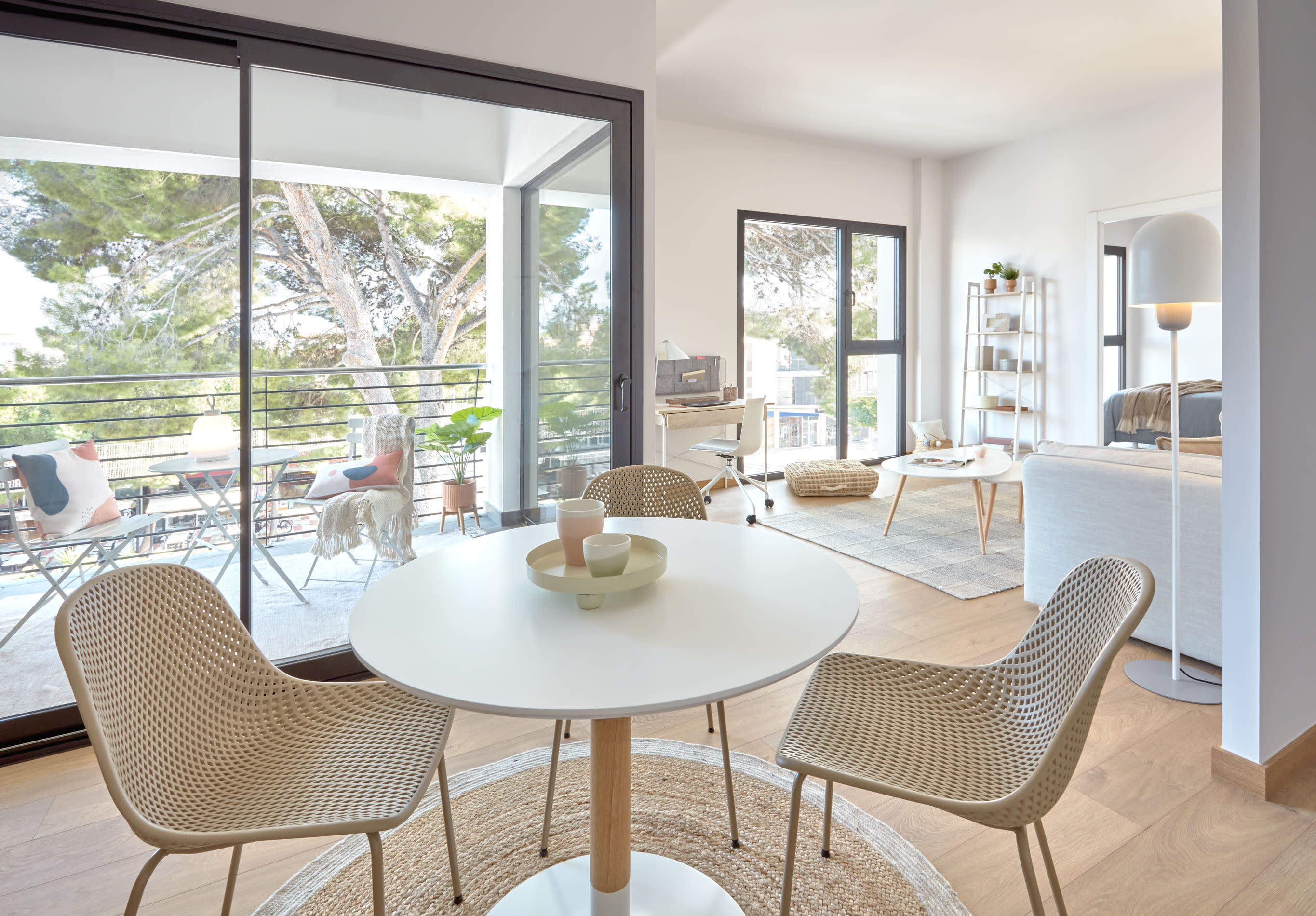 Die Tipir Tischlampe in Weiss von Kave Home vereint stilvolles Design mit praktischer Flexibilität und passt perfekt in jedes Zuhause.