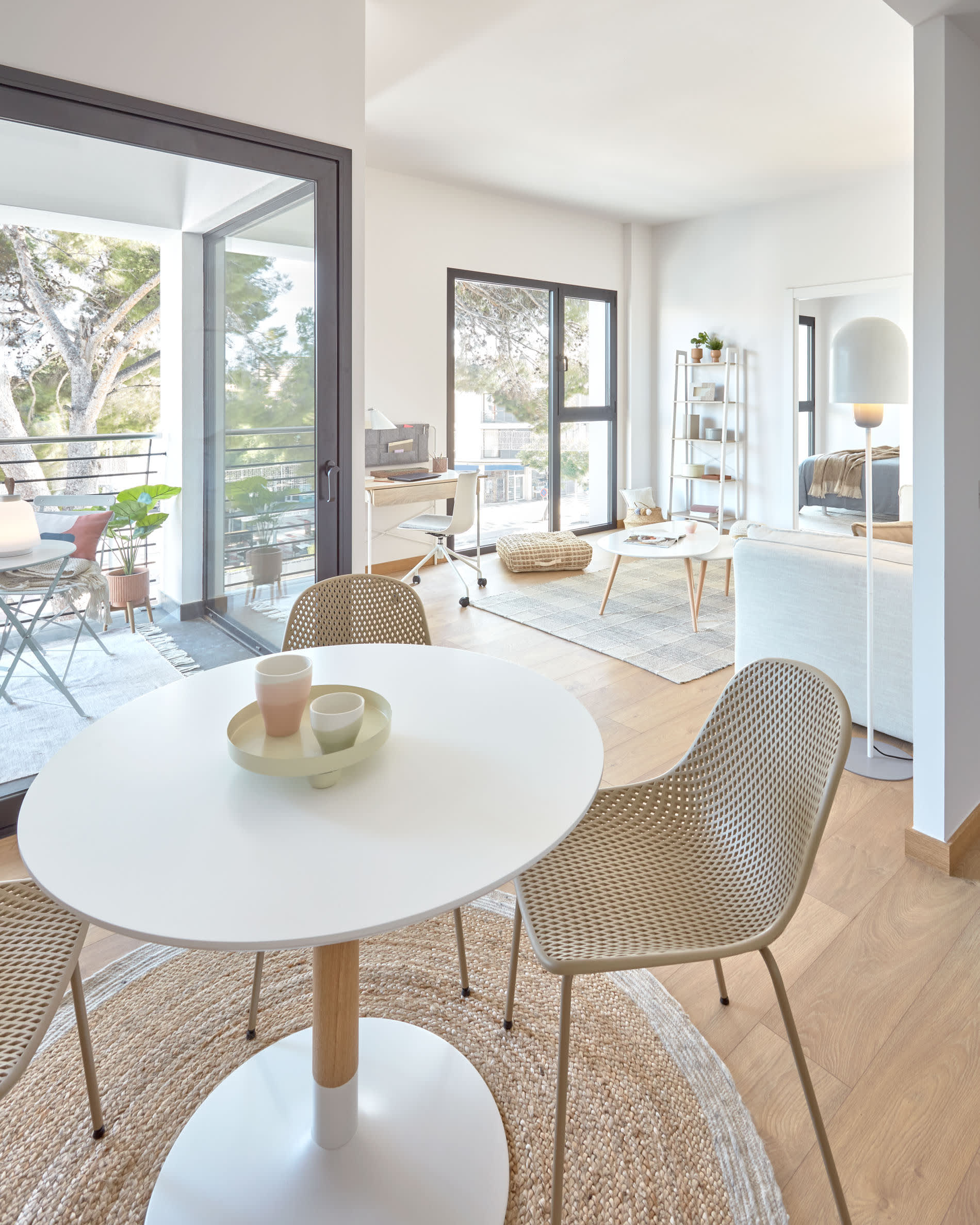 Die Tipir Tischlampe von Kave Home in elegantem Weiss bietet modernes Design und individuelle Lichtgestaltung für jeden Raum.