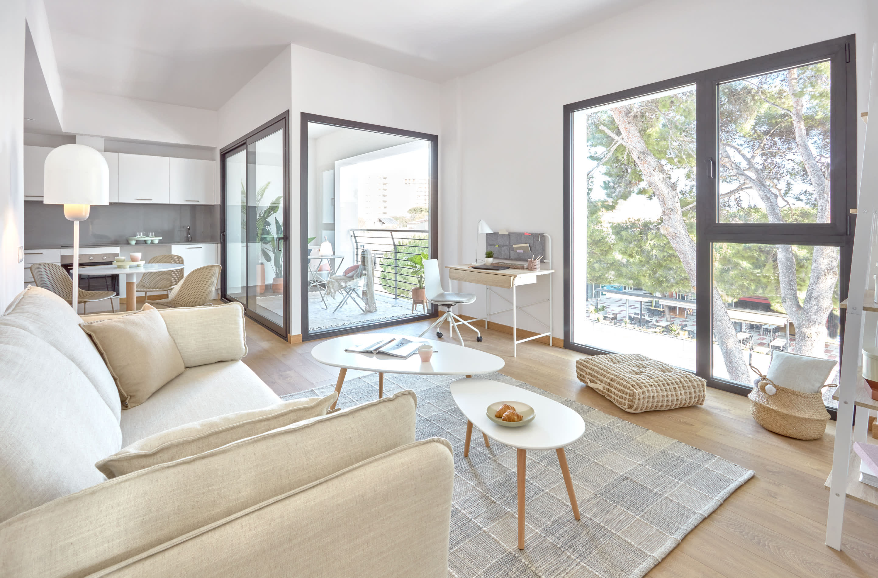 Die Tipir Tischlampe in Weiss von Kave Home vereint stilvolles Design mit flexibler Lichtanpassung, ideal für jedes Zuhause.