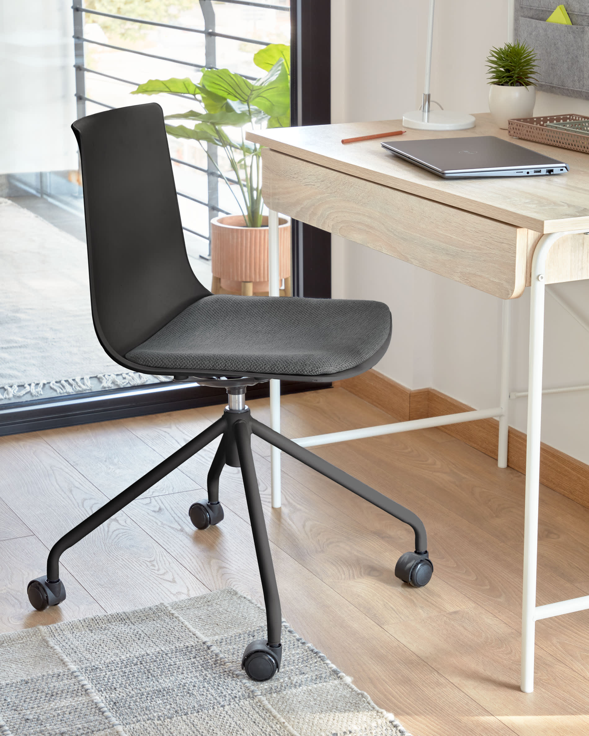 Die Tipir Tischlampe in Weiss von Kave Home vereint stilvolles Design mit flexibler Lichtanpassung, ideal für jedes Zuhause.