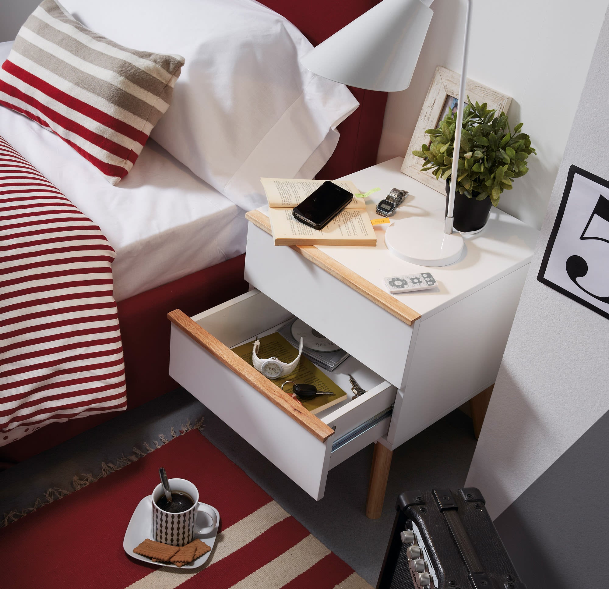 Die weisse Tipir Tischlampe von Kave Home bietet modernes Design und Funktionalität für eine elegante Beleuchtung.