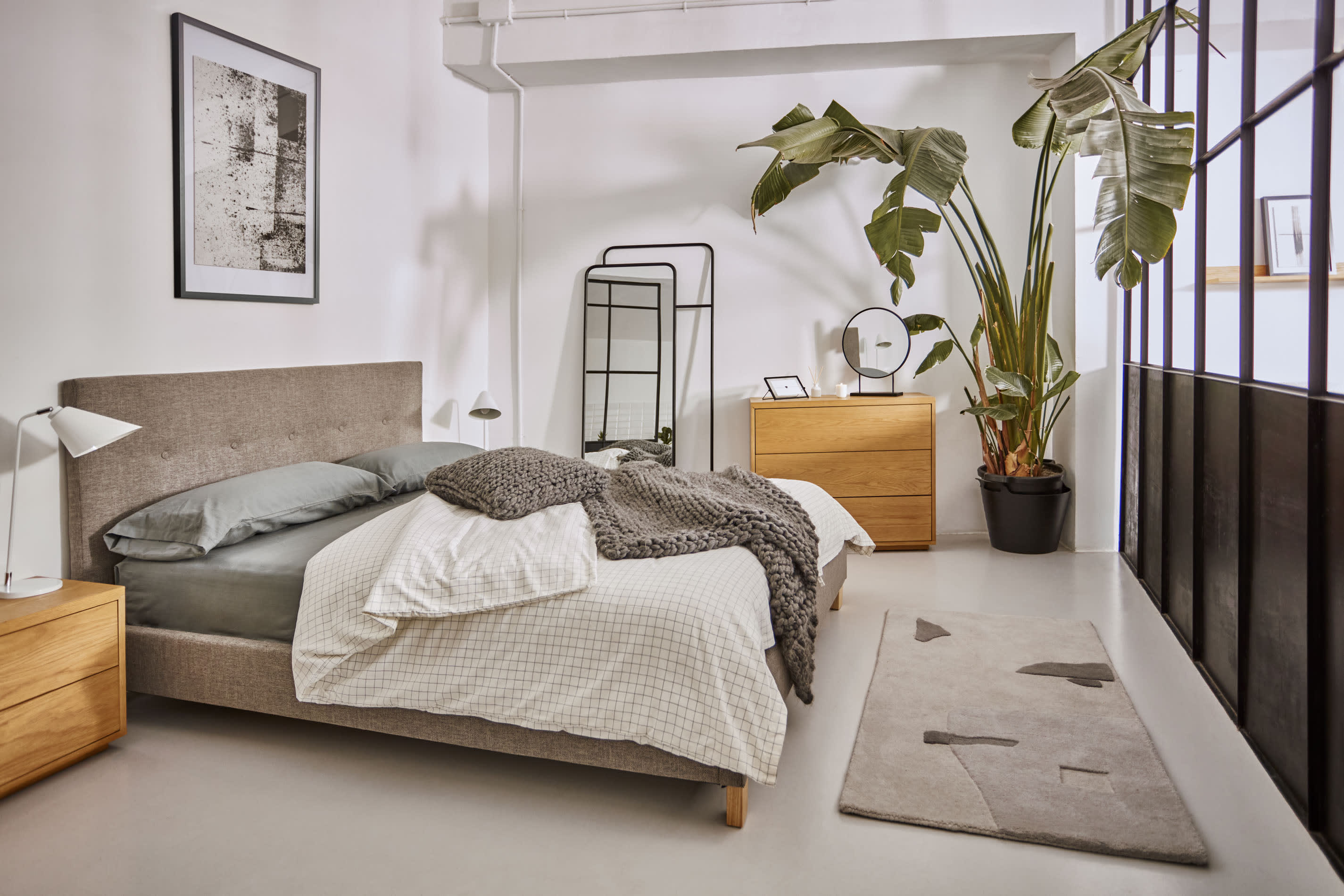 Die Tipir Tischlampe in Weiss von Kave Home vereint stilvolles Design mit flexibler Lichtanpassung, ideal für jedes Zuhause.