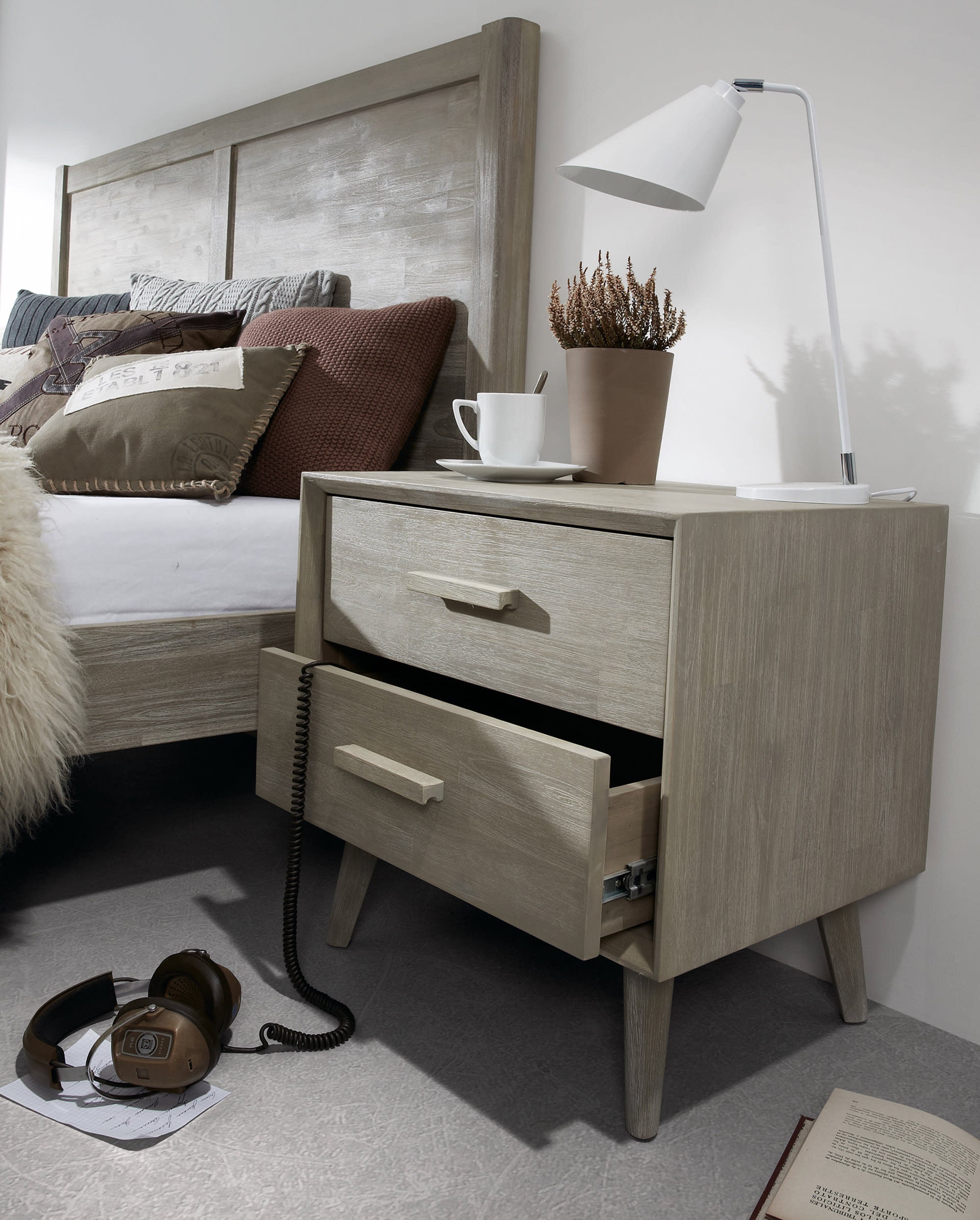 Die Tipir Tischlampe in Weiss von Kave Home kombiniert modernes Design mit praktischer Beleuchtung für ein elegantes Ambiente.