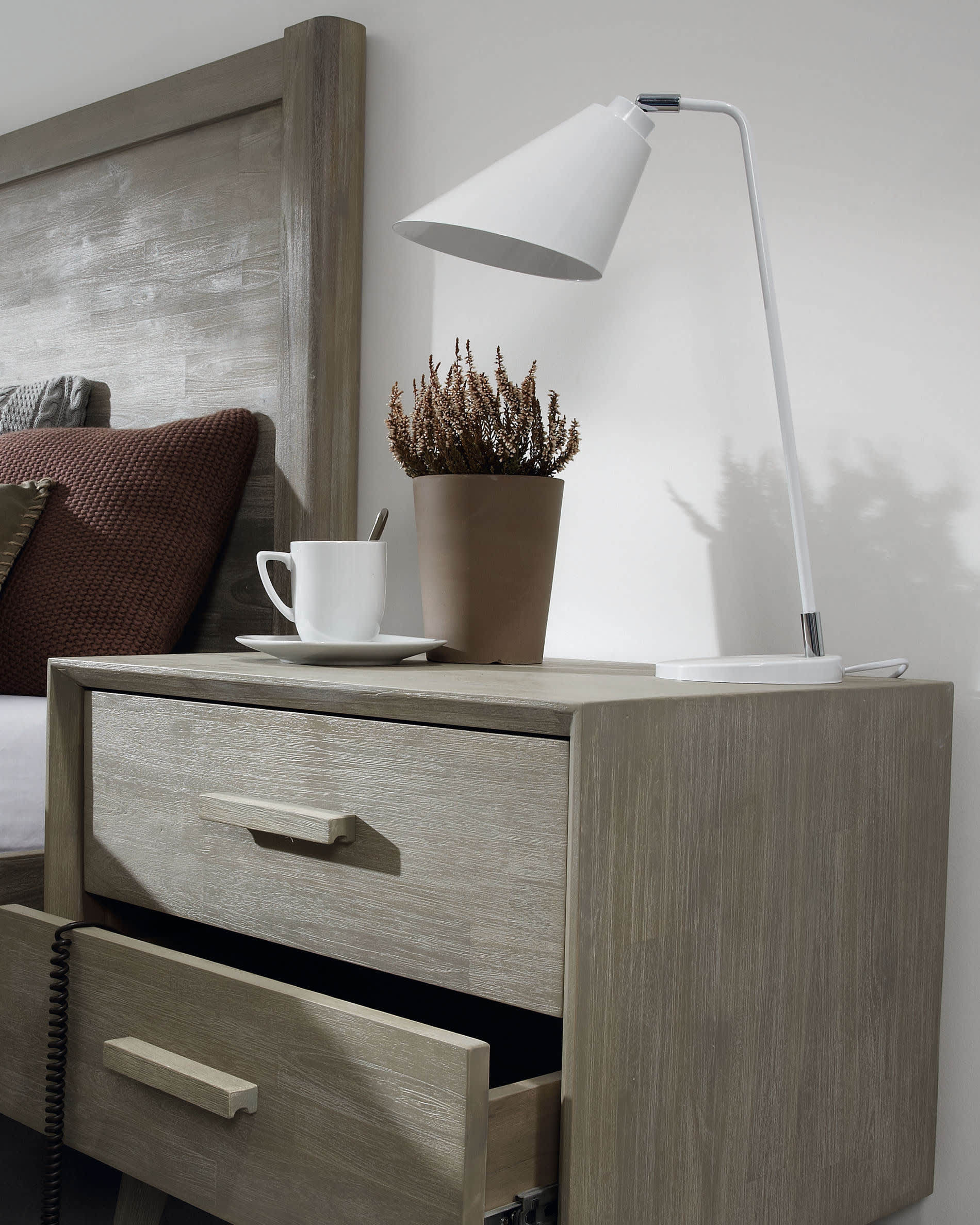 Die weisse Tipir Tischlampe von Kave Home bietet stilvolle Beleuchtung und modernes Design für ein harmonisches Wohnambiente.