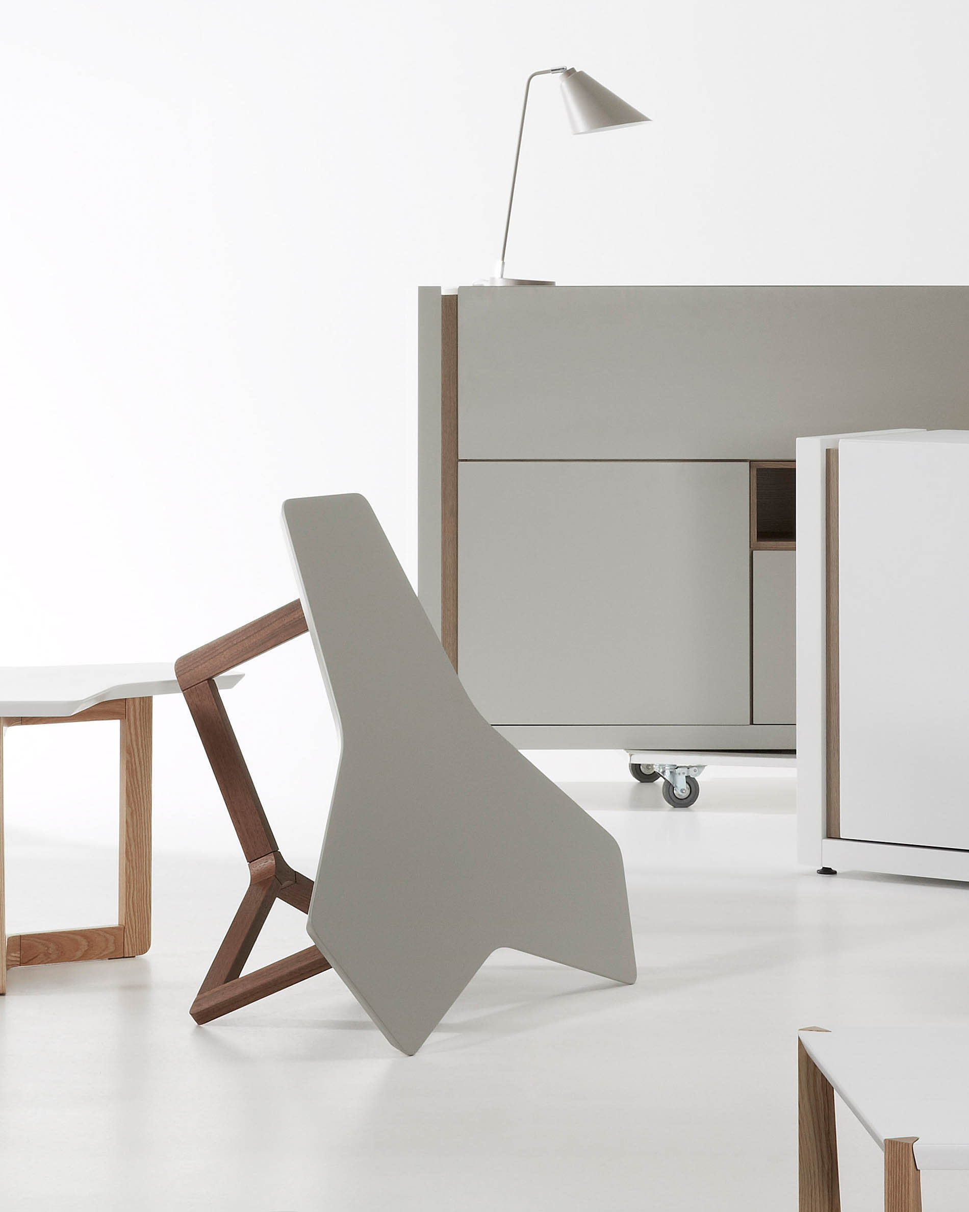 Die weisse Tipir Tischlampe von Kave Home bietet stilvolle Beleuchtung mit modernem Design und hoher Funktionalität für Ihr Zuhause.