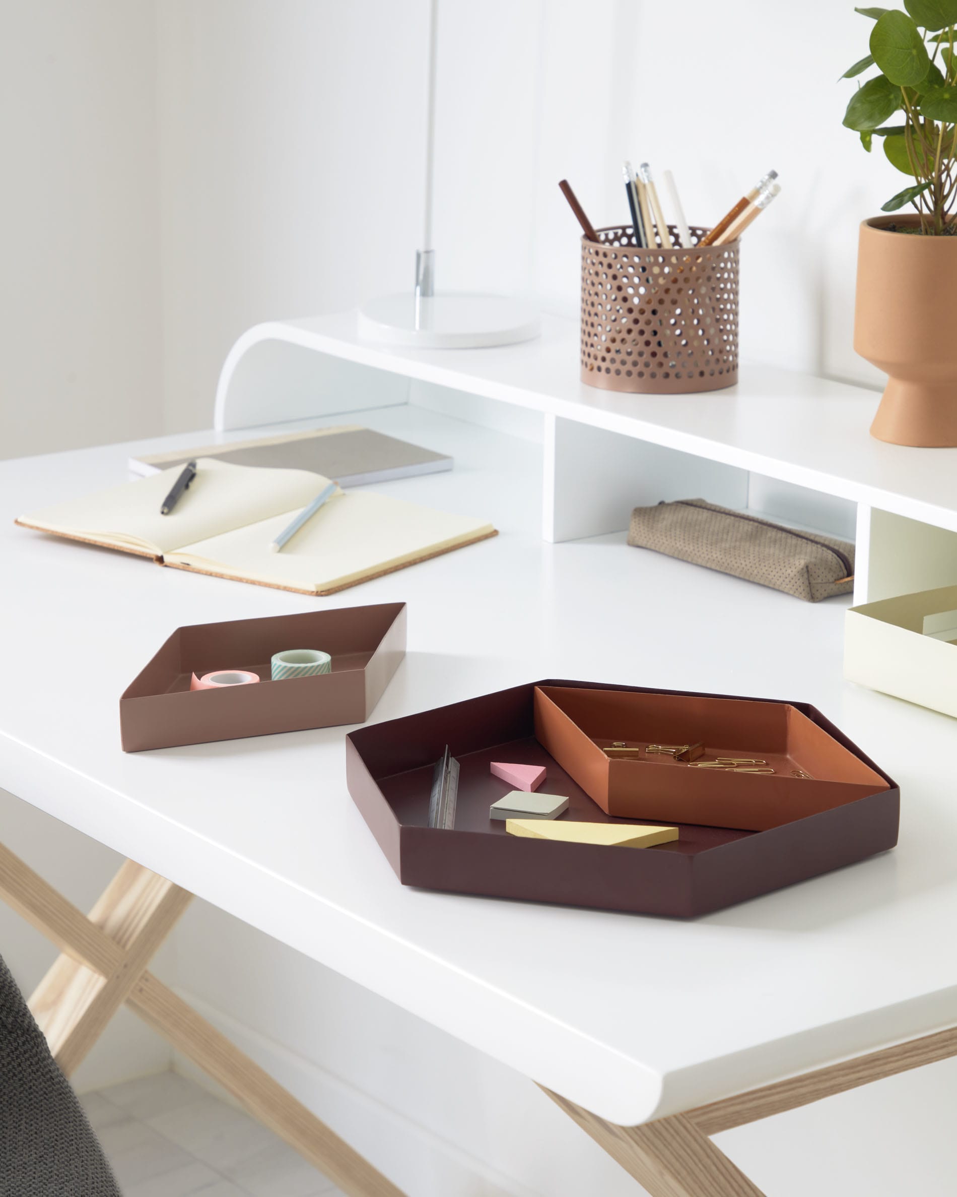 Die weisse Tipir Tischlampe von Kave Home bietet modernes Design und Funktionalität für eine elegante Beleuchtung.