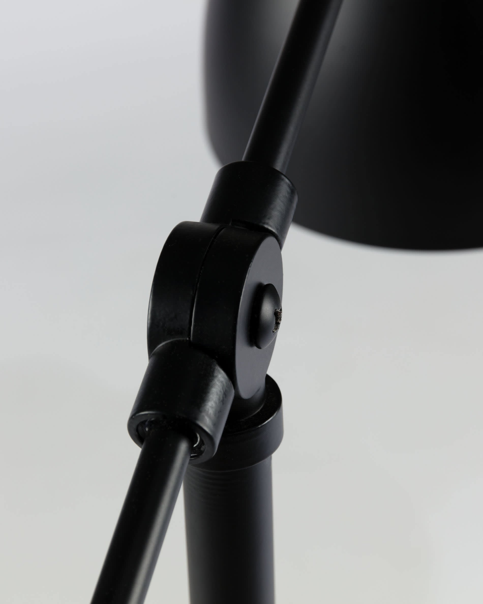 Die Tescarle Tischlampe von Kave Home besticht durch ihr modernes, elegantes Design und hochwertige Materialien. Ideal für stilvolle Akzente in jedem Raum.