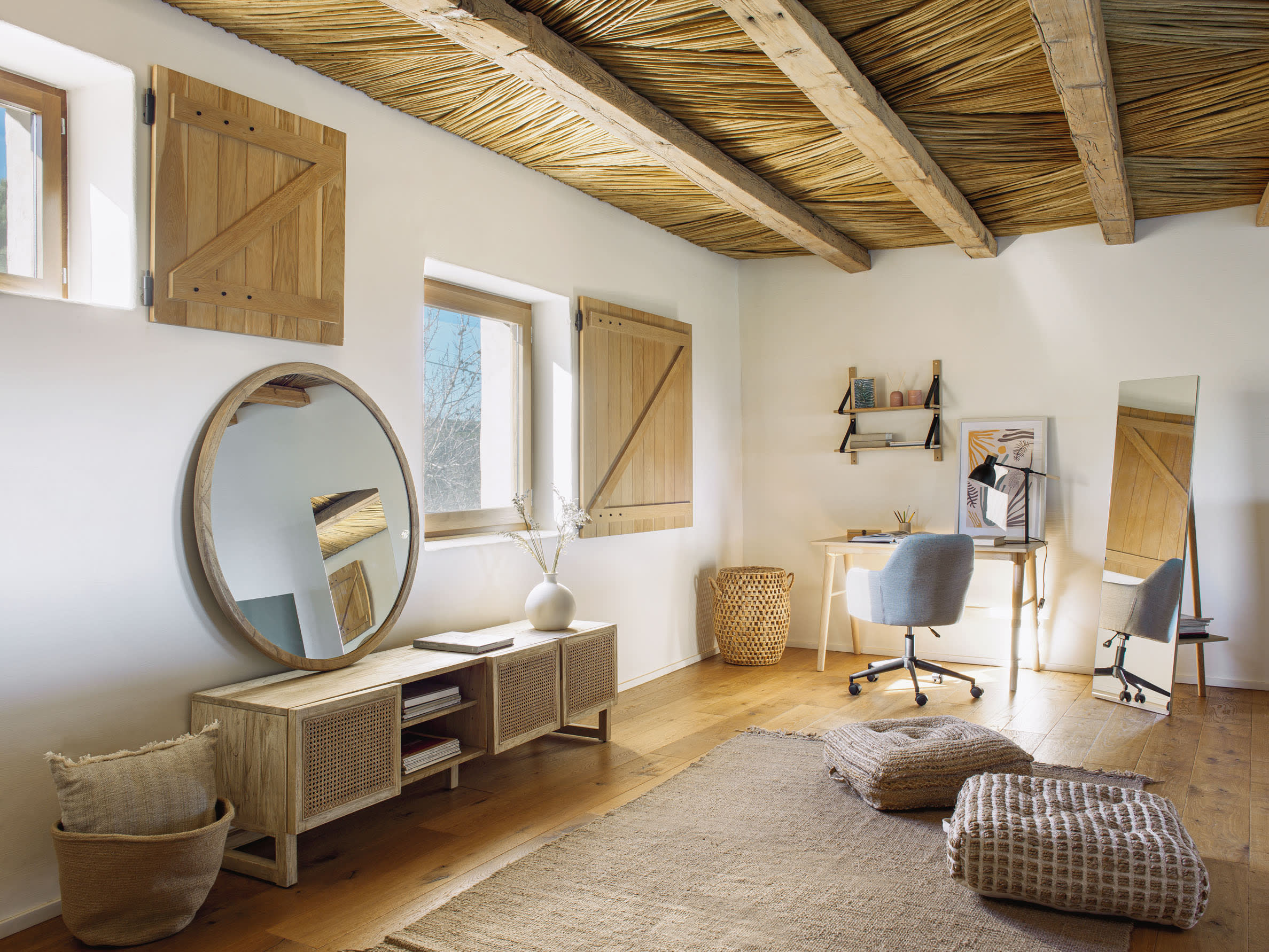 Die Tescarle Tischlampe von Kave Home vereint modernes Design und Funktionalität. Ideal für jeden Raum, bietet sie flexible Lichtausrichtung und hochwertige Materialien.