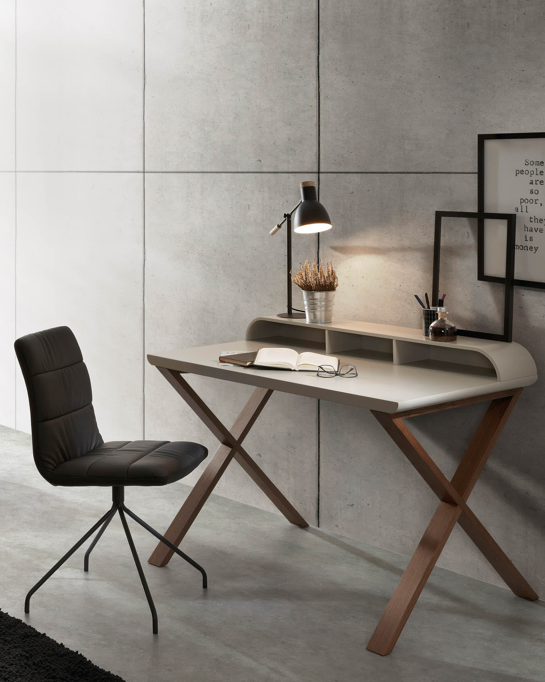 Elegante schwarze Tischlampe von Kave Home, modernes Design, ideal für stilvolle Beleuchtung in jedem Raum.