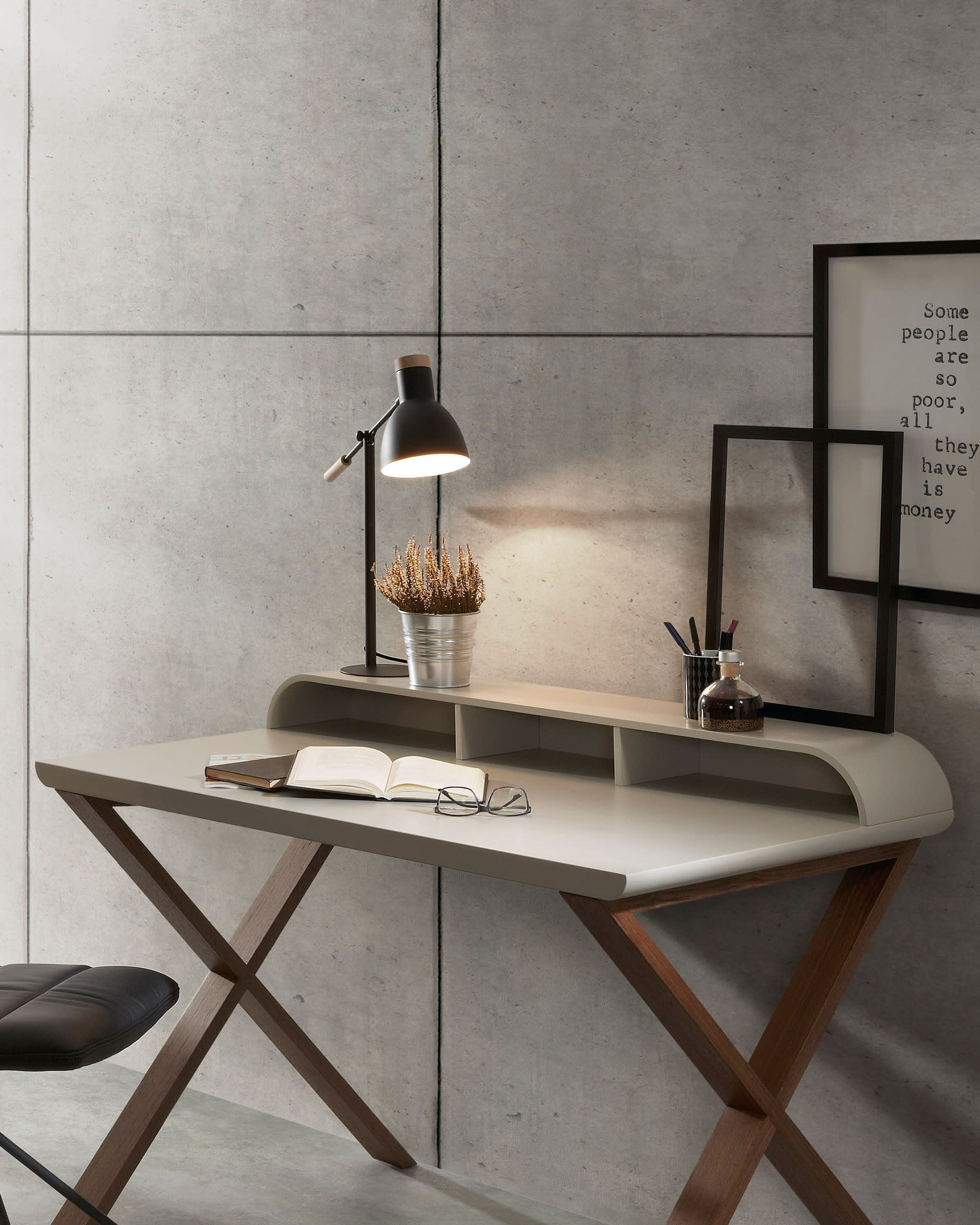 Moderne schwarze Tischlampe von Kave Home, stilvolles Design, perfekt für eine elegante Beleuchtung in jedem Wohnraum.