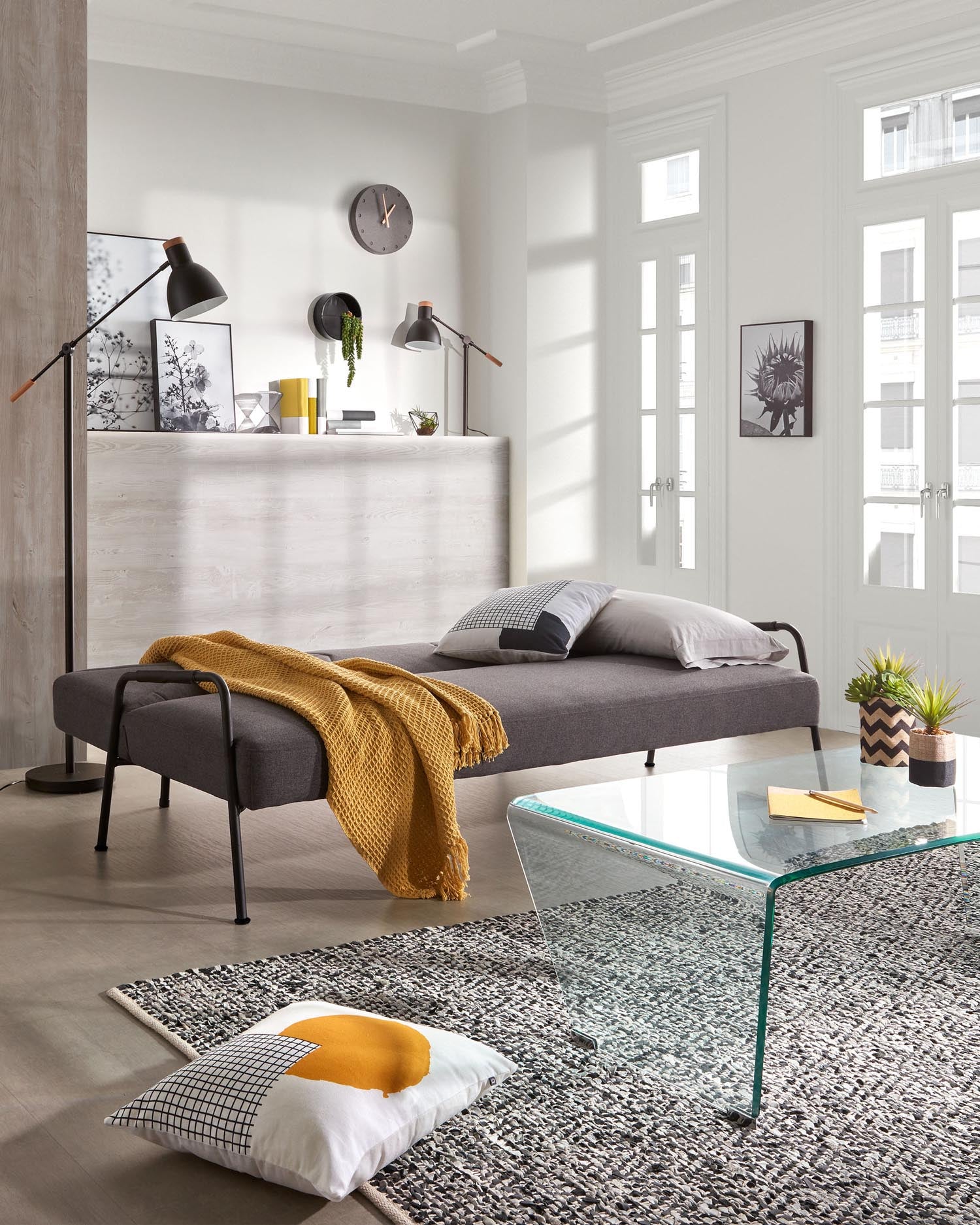 Schwarze Tescarle Tischlampe von Kave Home, modernes Design, ideal für stilvolle Beleuchtung und zeitgemässe Wohnräume.