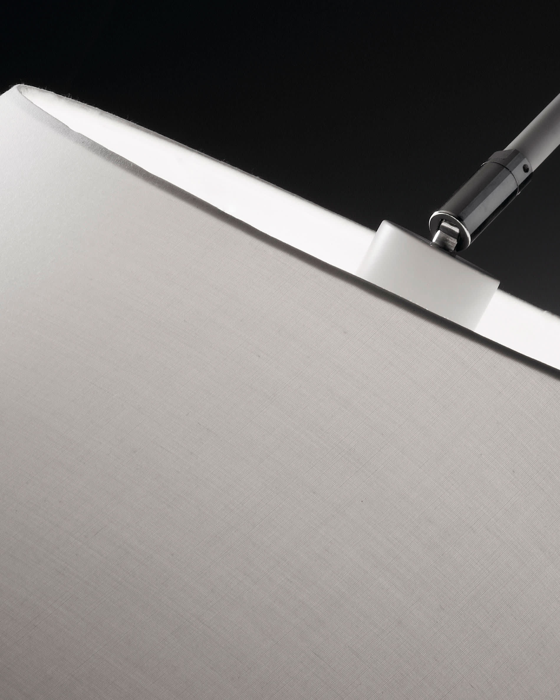 Die May Stehlampe von Kave Home besticht durch ihr modernes, minimalistisches Design und hochwertige Verarbeitung, ideal für jedes Zuhause.