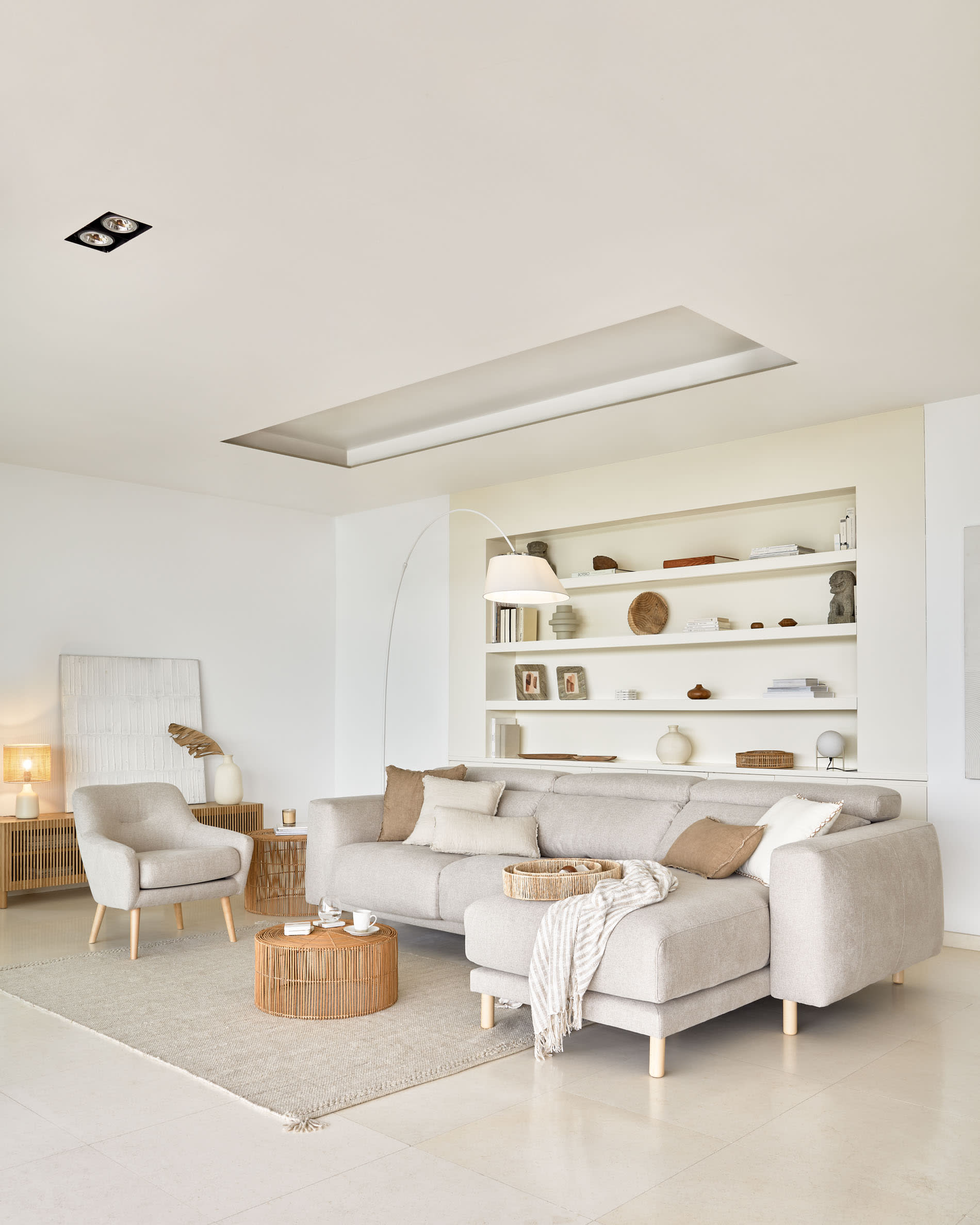 Die May Stehlampe in Weiss von Kave Home bietet modernes Design und stilvolle Beleuchtung für Ihr Zuhause.