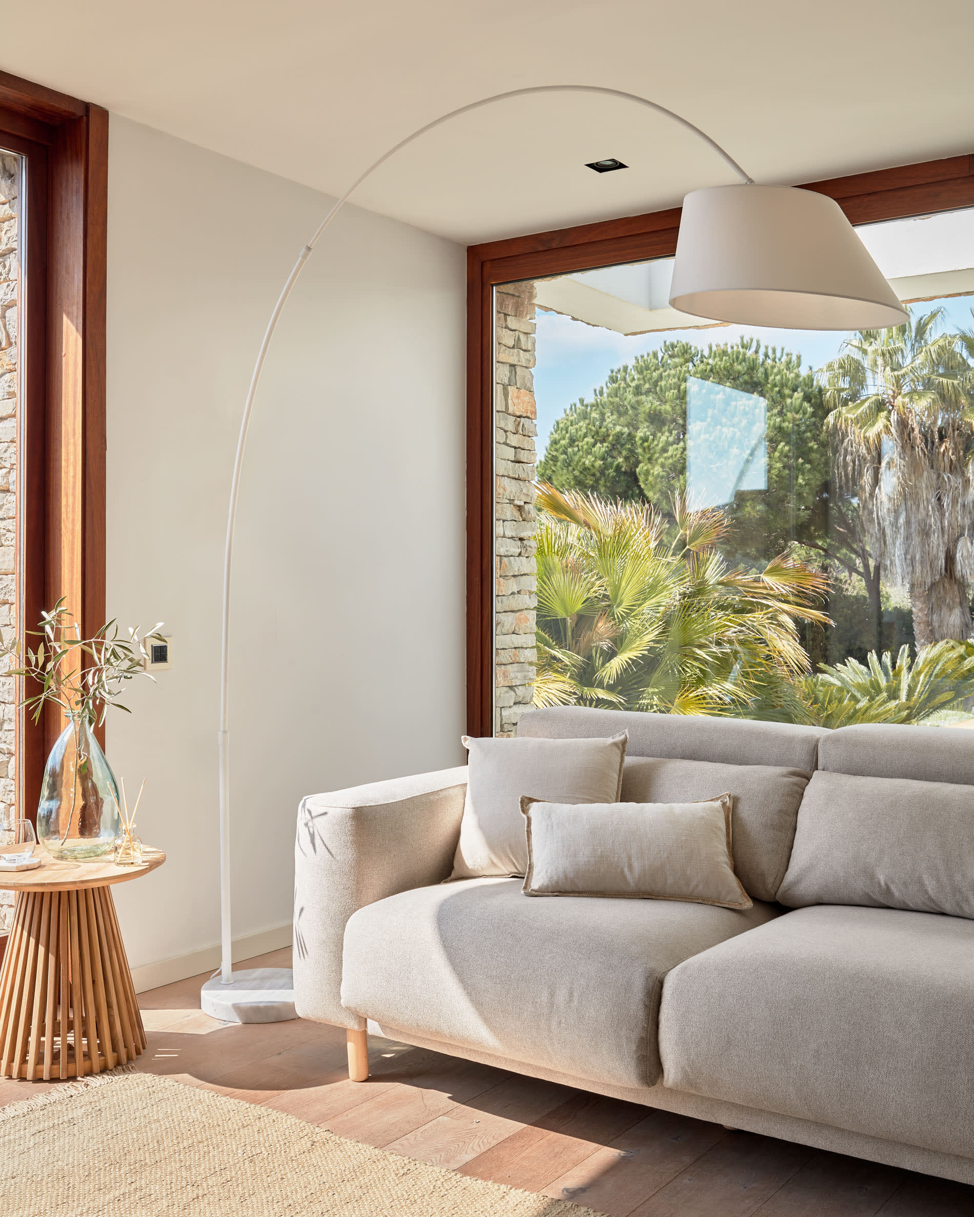 Elegante May Stehlampe in Weiss von Kave Home, modernes Design, ideal für stilvolle Beleuchtung in jedem Raum.