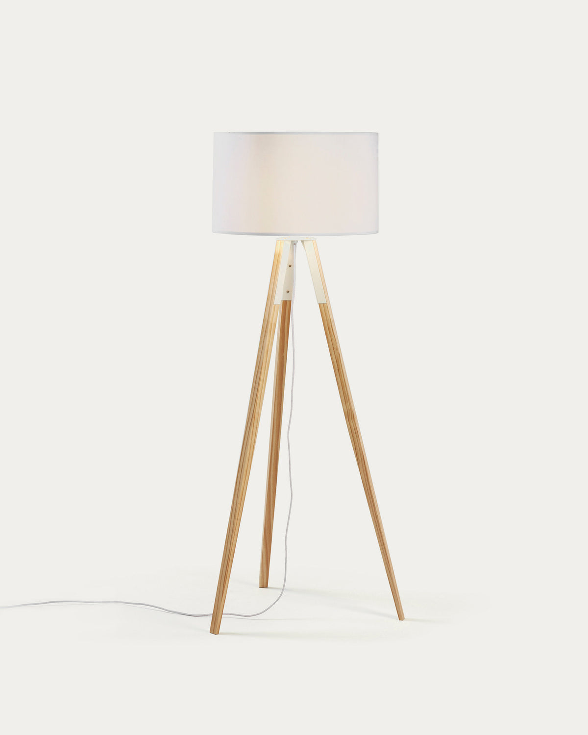 Iguazu Stehlampe, Holz, weiss in Weiss, Braun präsentiert im Onlineshop von KAQTU Design AG. Stehleuchte ist von Kave Home
